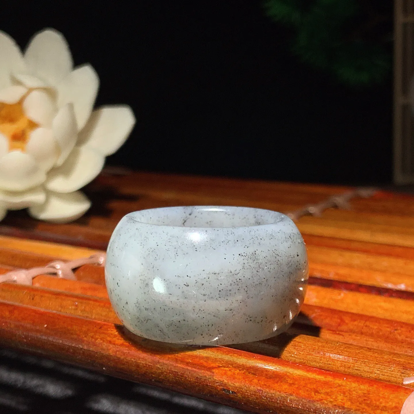 新疆和田玉籽料青花扳指 内径21尺寸17/5重16克。玉质细腻油润。手推出油。佩戴高端典雅。lt260225