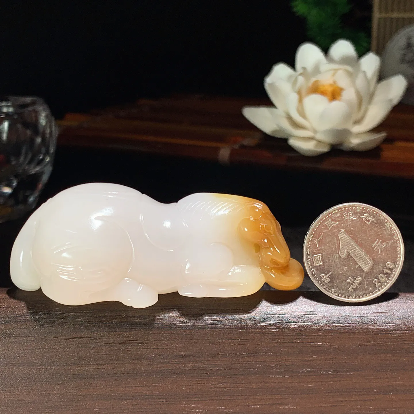 新疆和田玉且末糖羊脂白马到成功马挂件 尺寸68/30/24重66克。玉质细腻油润。手推出油。佩戴高端典雅。lt260225