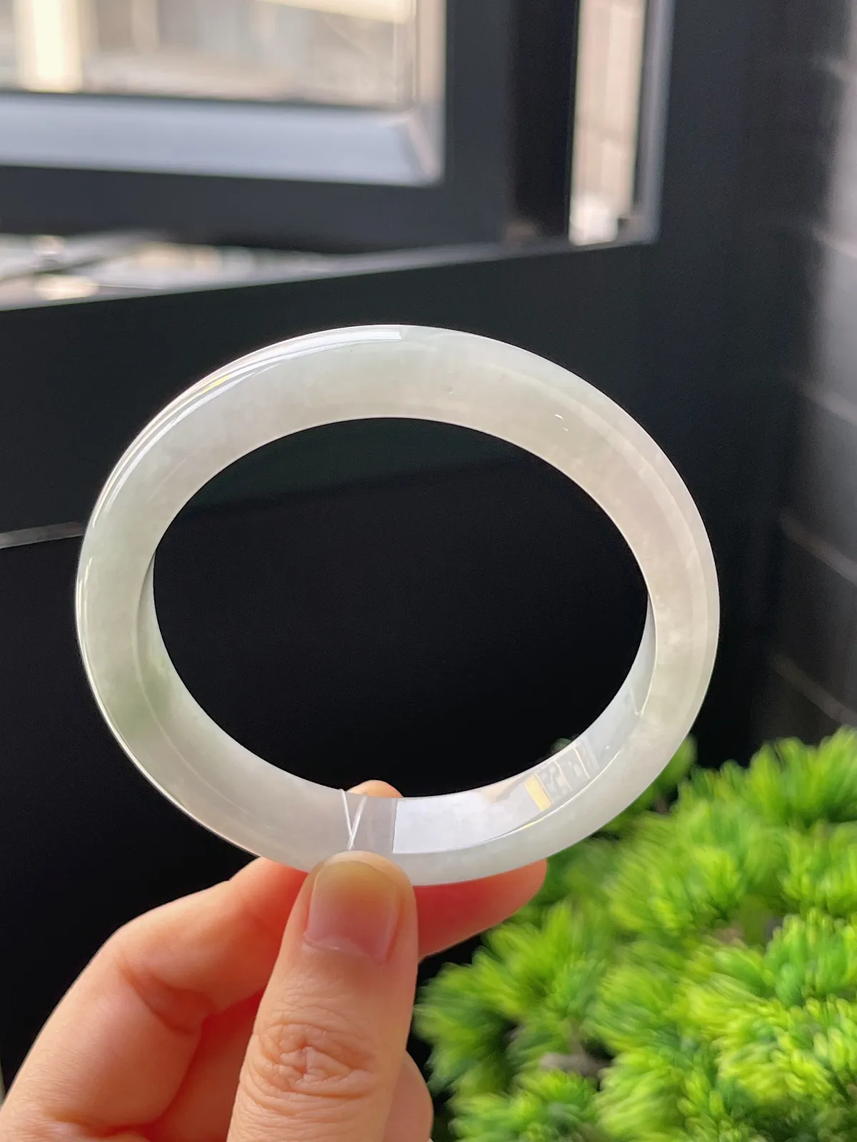 正圈57.3圈口，翡翠冰糯种淡绿色手镯