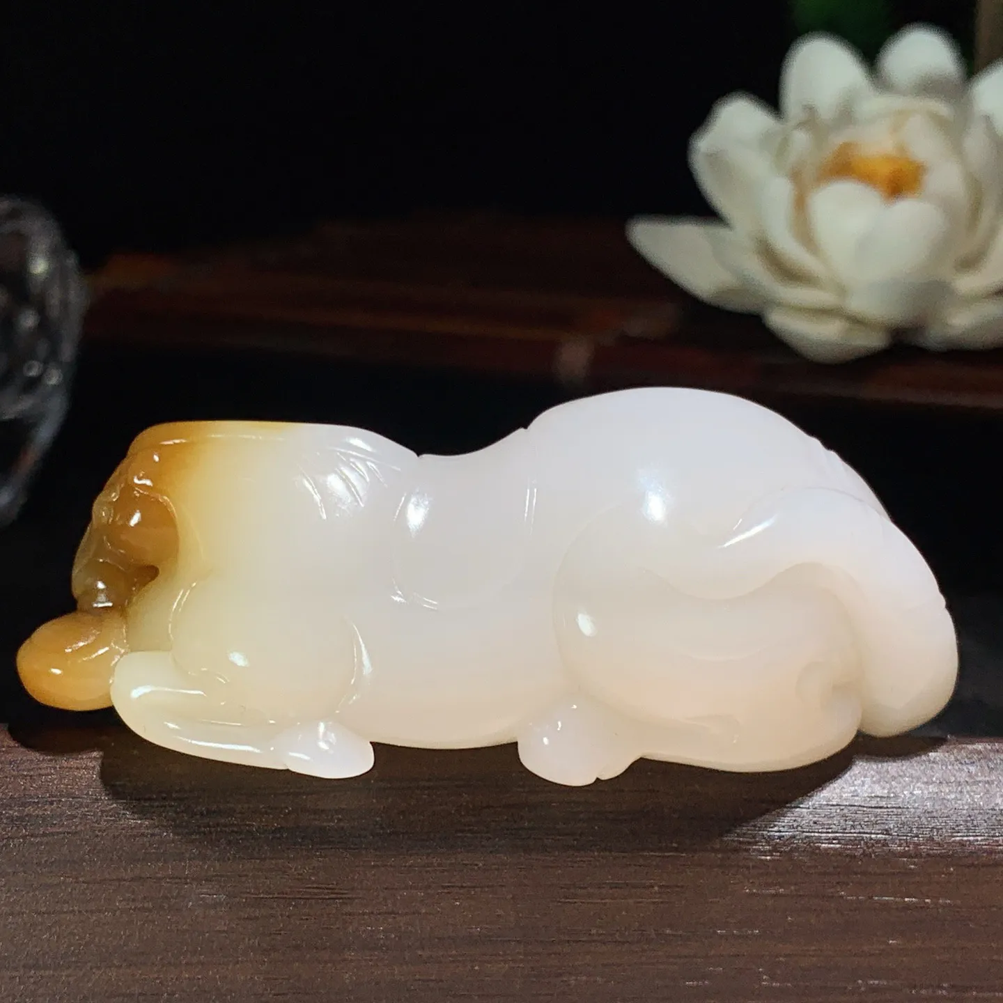 新疆和田玉且末糖羊脂白马到成功马挂件 尺寸68/30/24重66克。玉质细腻油润。手推出油。佩戴高端典雅。lt260225