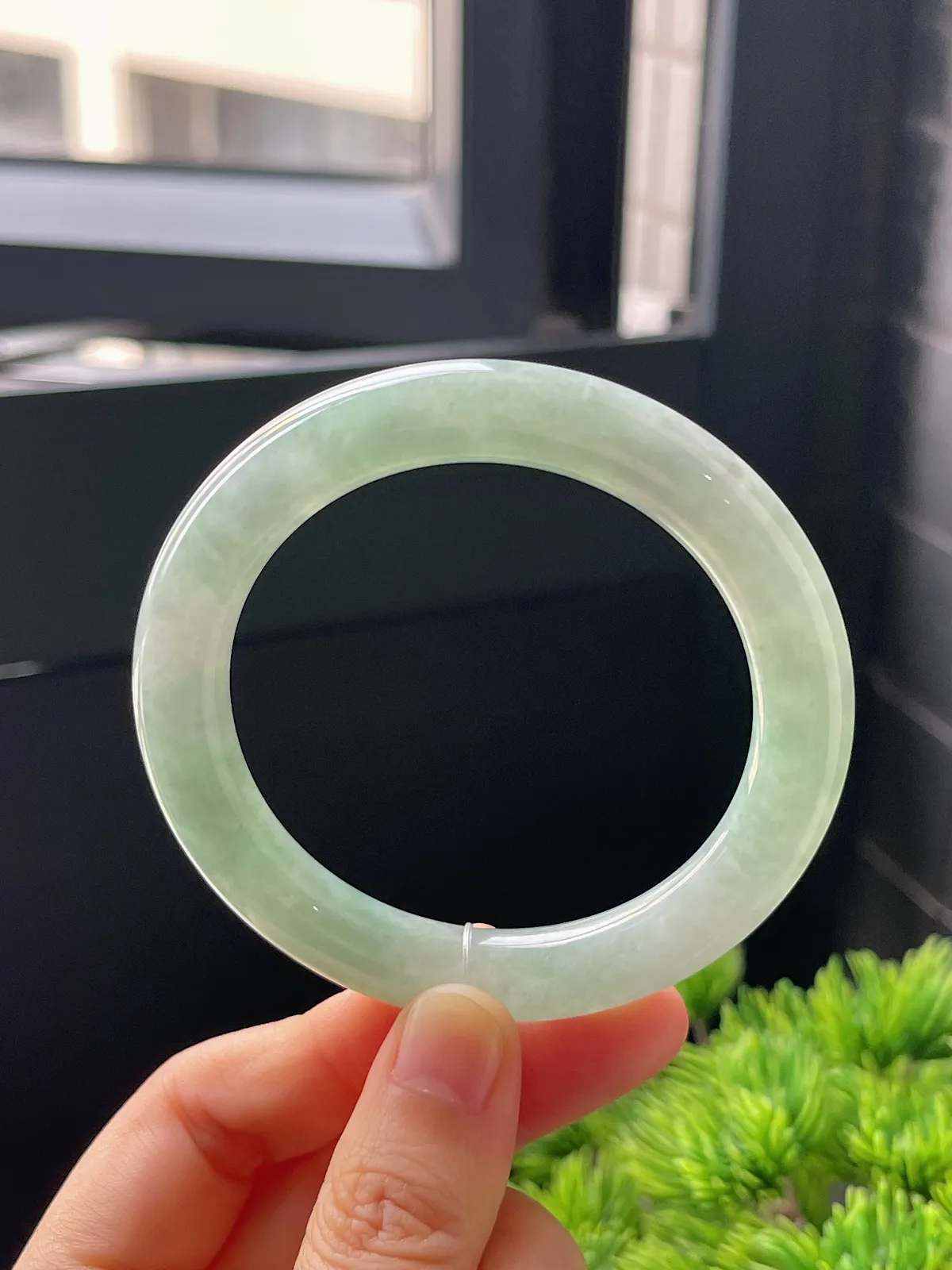 圆镯54圈口，翡翠糯化种浅绿色手镯