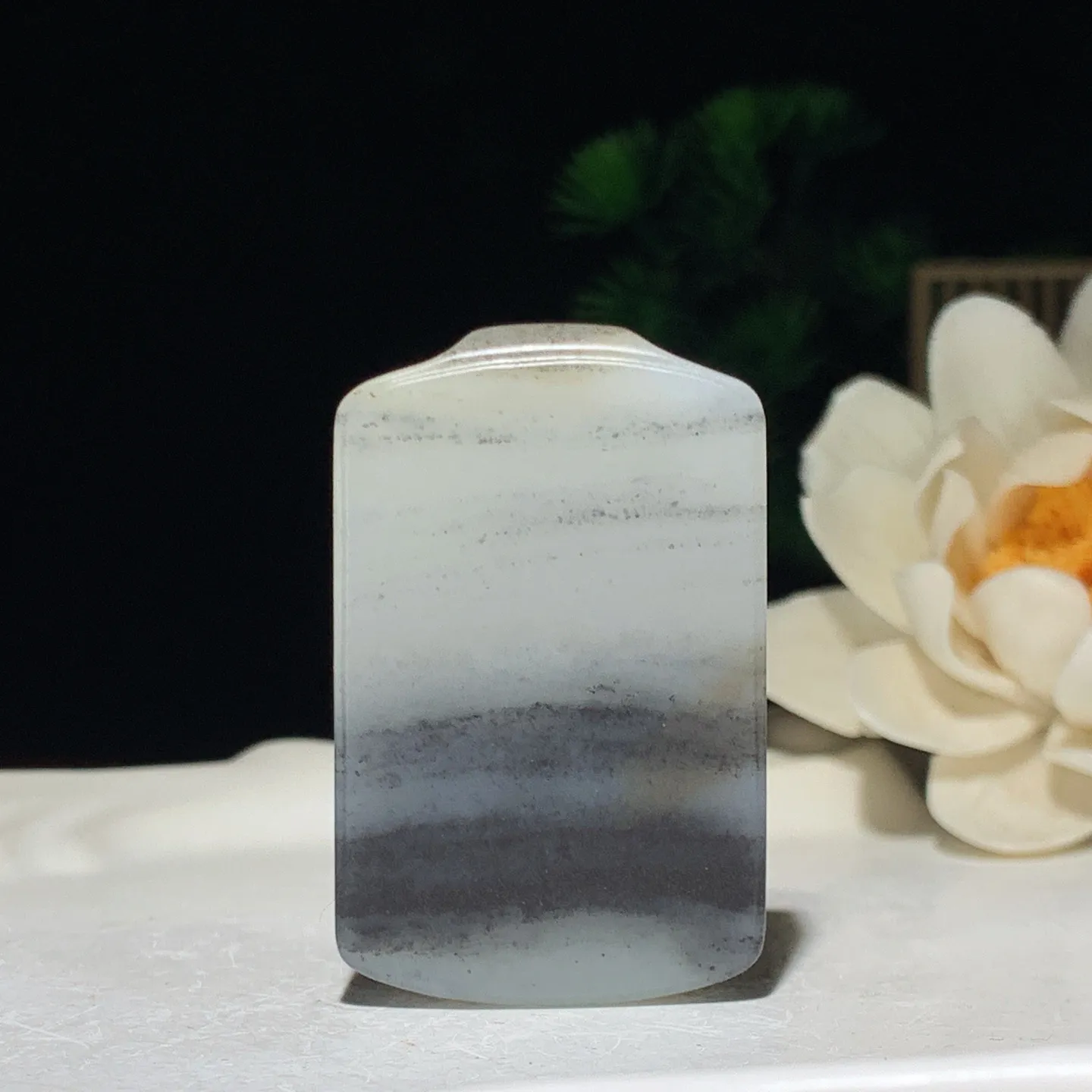 新疆和田玉籽料青花平安无事牌挂件 尺寸45/28/9重30克。玉质细腻油润。手推出油。佩戴高端典雅。lt260225