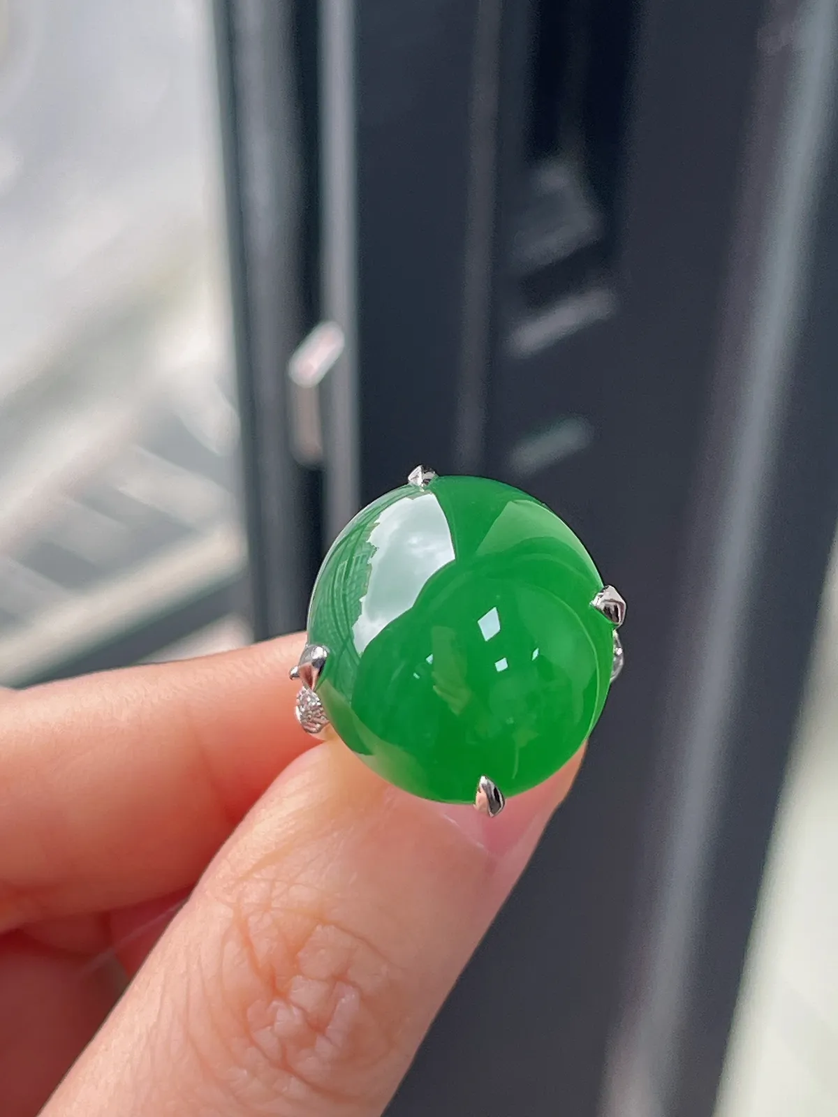 翡翠冰糯种绿色戒指，印记：Au750,伴钻石