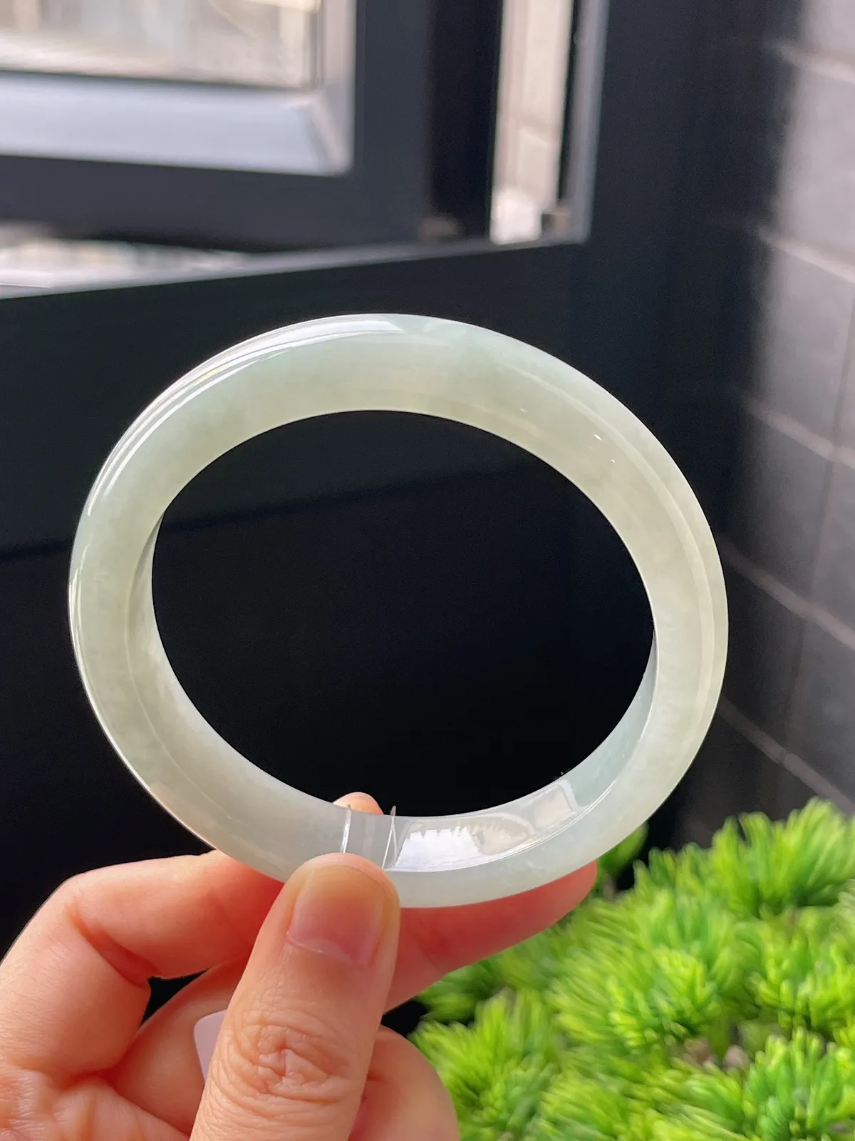 正圈58.8圈口，翡翠冰糯种浅绿色手镯