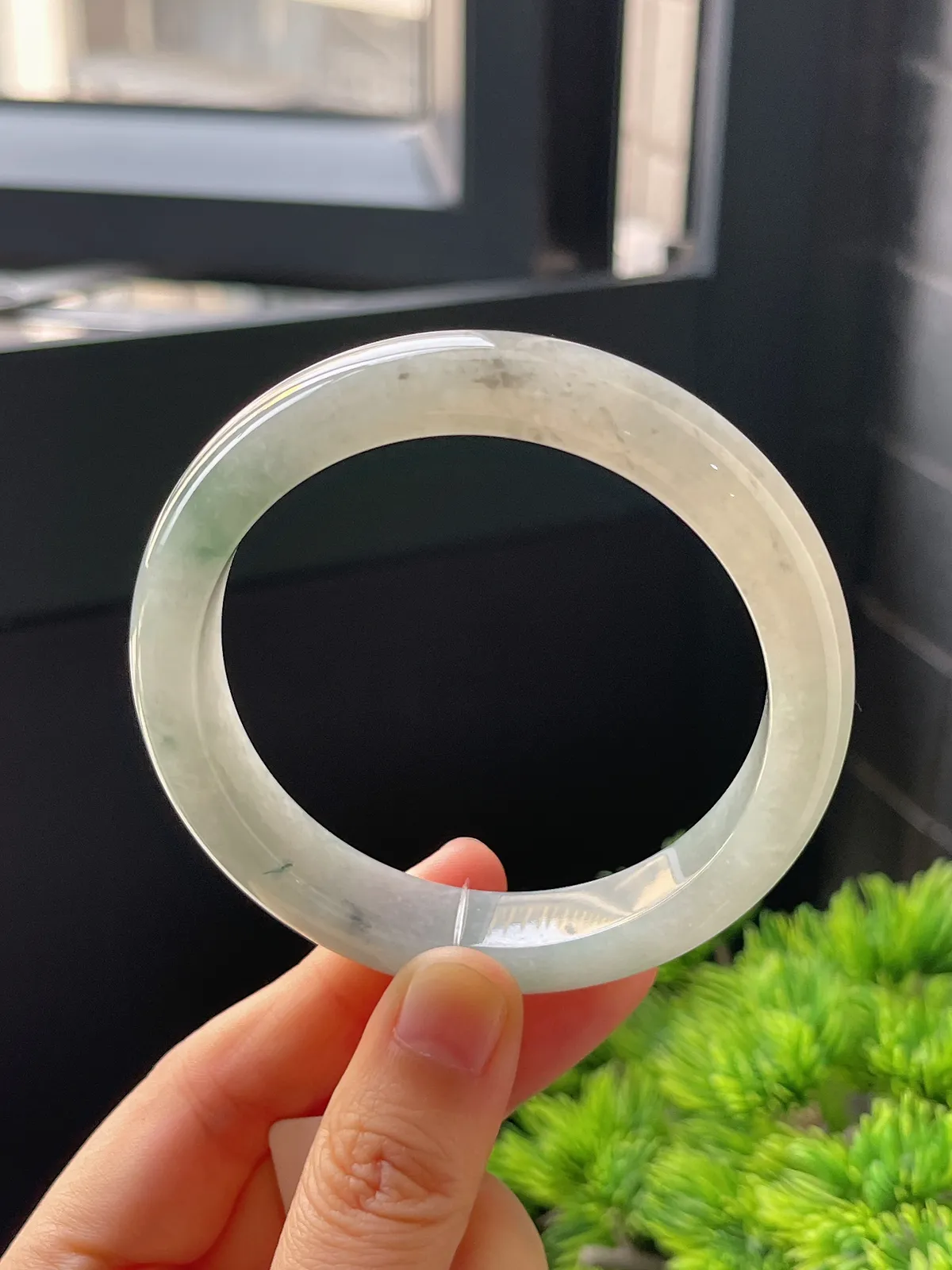 正圈56.8圈口，翡翠冰糯种飘绿手镯