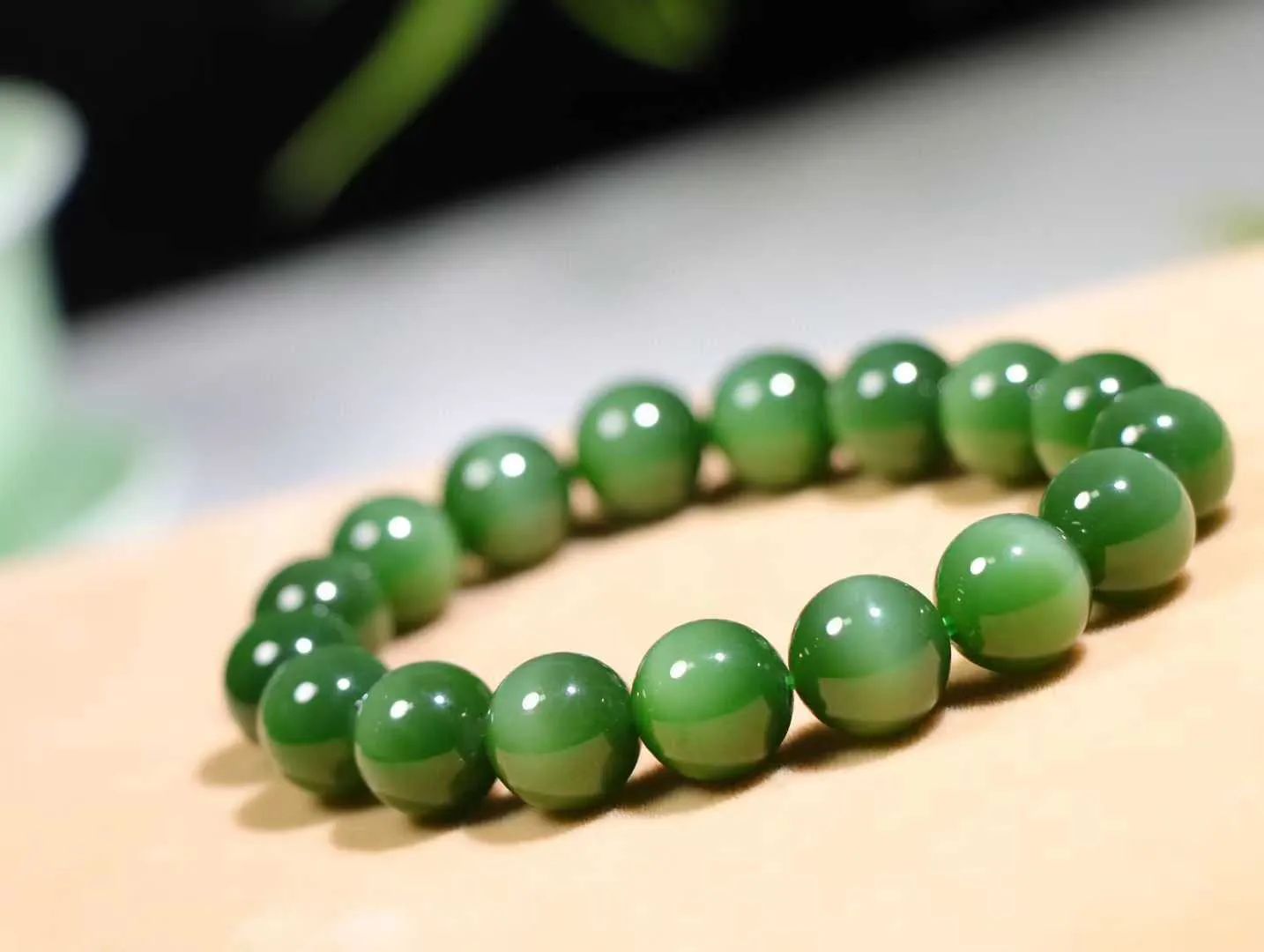 【珠圆玉润】

精品️和田玉碧玉猫眼圆珠手串，天然纯净，玉质细腻，圆润如珠，佩戴于腕间，尽显高贵气质。无论是日常搭配还是重要场合，都是您优雅风范的点睛之笔。
重46.6克  尺寸取一12mm 25821211107O