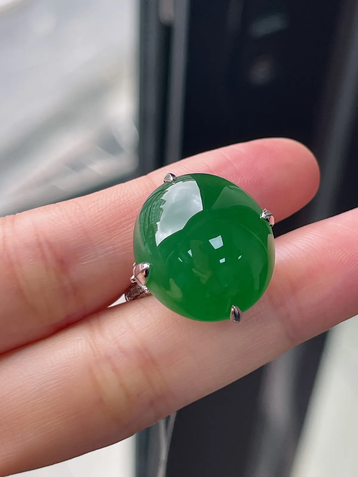 翡翠冰糯种绿色戒指，印记：Au750,伴钻石