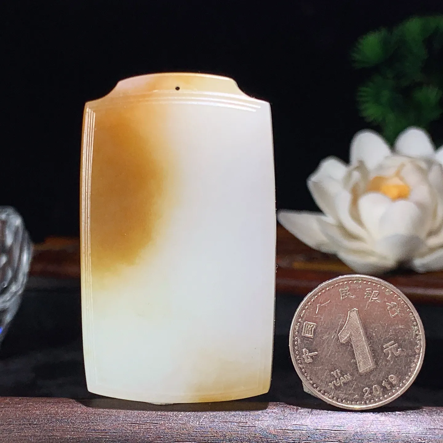 新疆和田玉且末糖羊脂白平安无事牌挂件 尺寸55/32/10重50.9克。玉质细腻油润。手推出油。佩戴高端典雅。lt260225