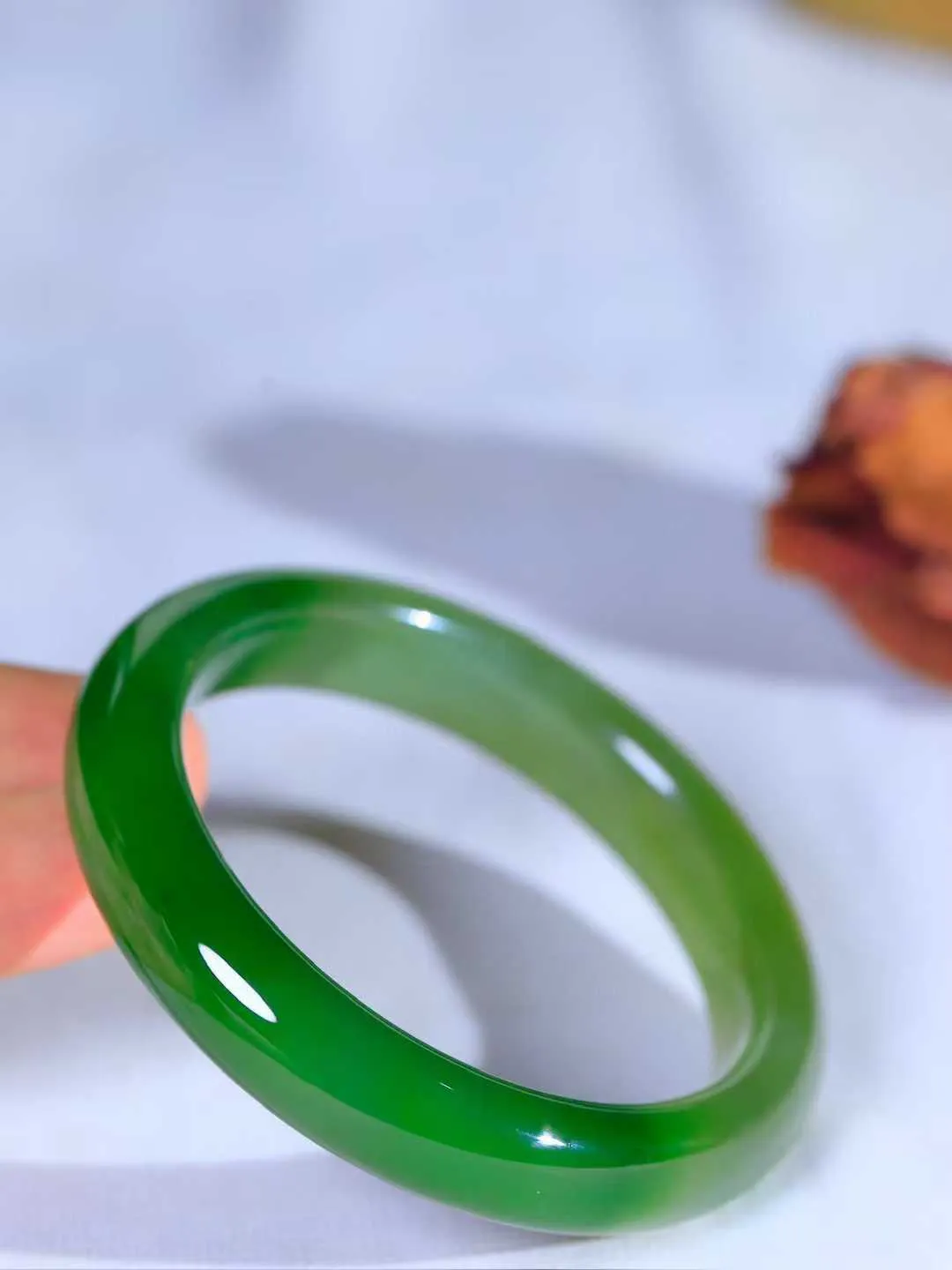 【碧波流转·手镯】

收藏级臻品️和田玉碧玉手镯，玉质细腻温润，手感舒适，️线条流畅，简约大气，美自天成，佩戴于腕间，婉约之美，举手投足间透出那份低调奢华，醉人心扉。
重54克 内径圈口55.5mm尺寸12-8.8mm  FDA-13142508