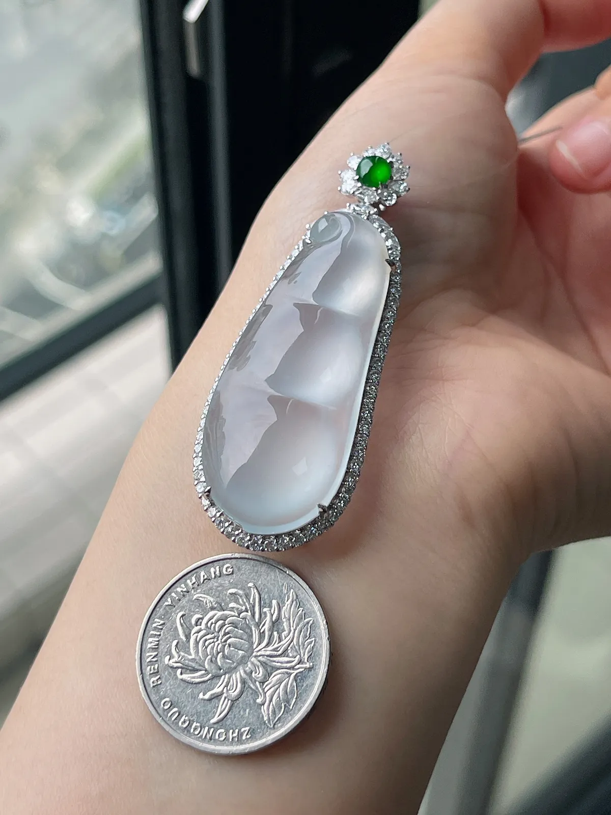 翡翠冰种白色福豆，印记：Au750,伴钻石