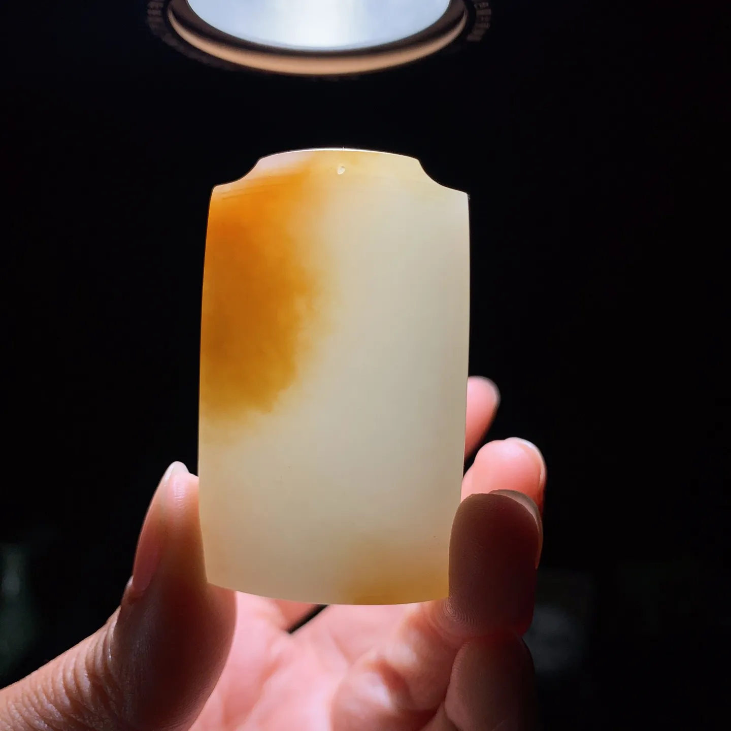 新疆和田玉且末糖羊脂白平安无事牌挂件 尺寸55/32/10重50.9克。玉质细腻油润。手推出油。佩戴高端典雅。lt260225