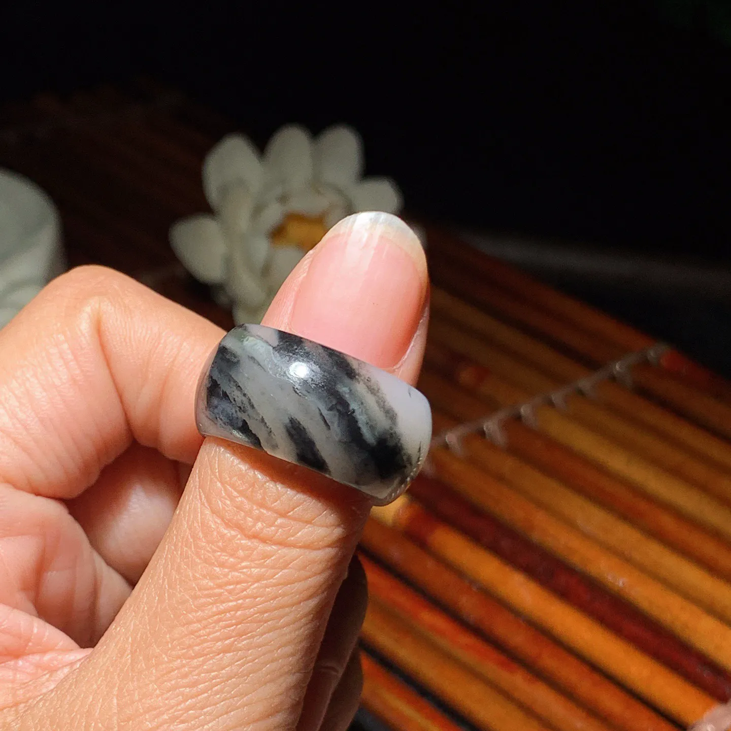 新疆和田玉籽料青花扳指 内径19尺寸12/3重7克。玉质细腻油润。手推出油。佩戴高端典雅。lt260225