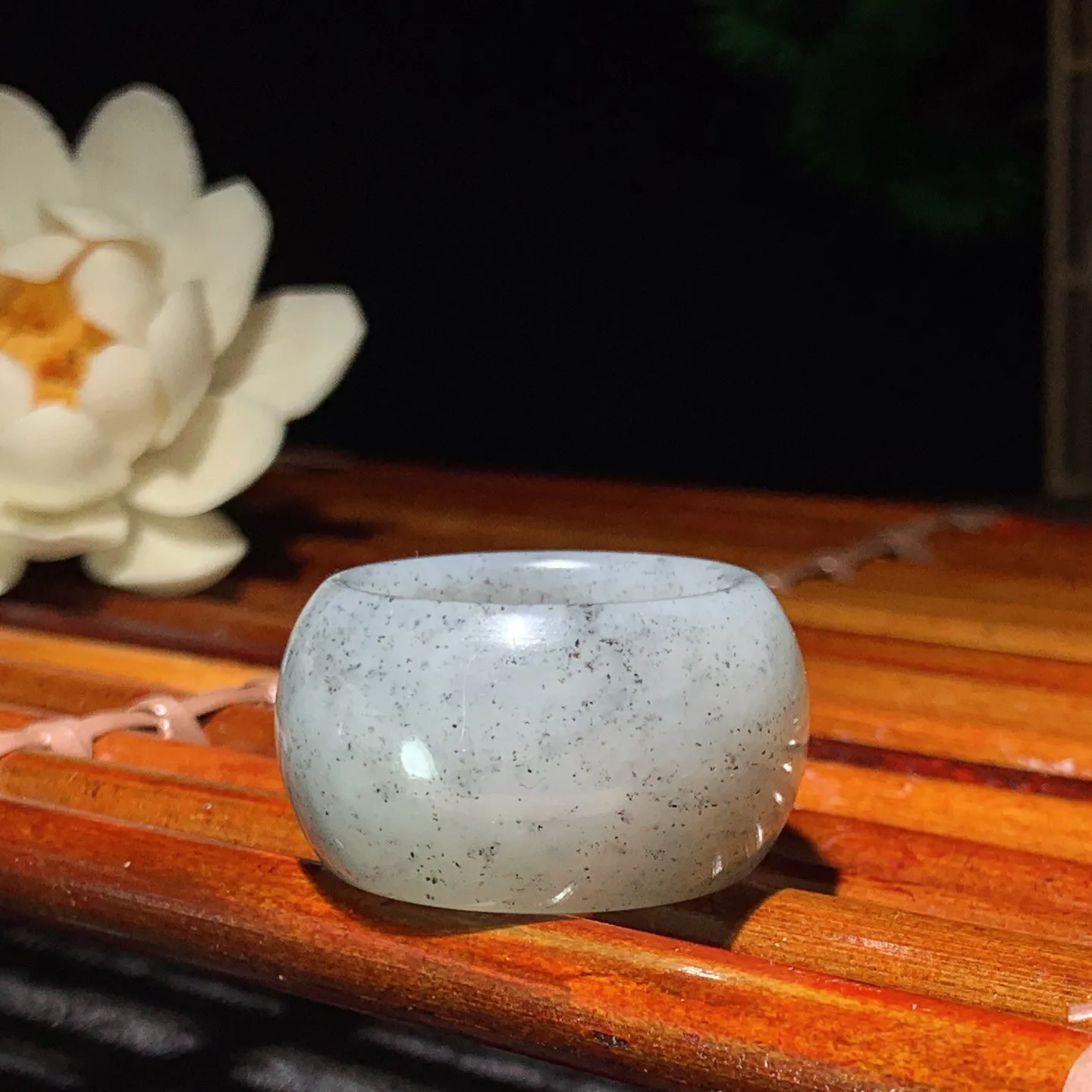 新疆和田玉籽料青花扳指 内径21尺寸17/5重16克。玉质细腻油润。手推出油。佩戴高端典雅。lt26