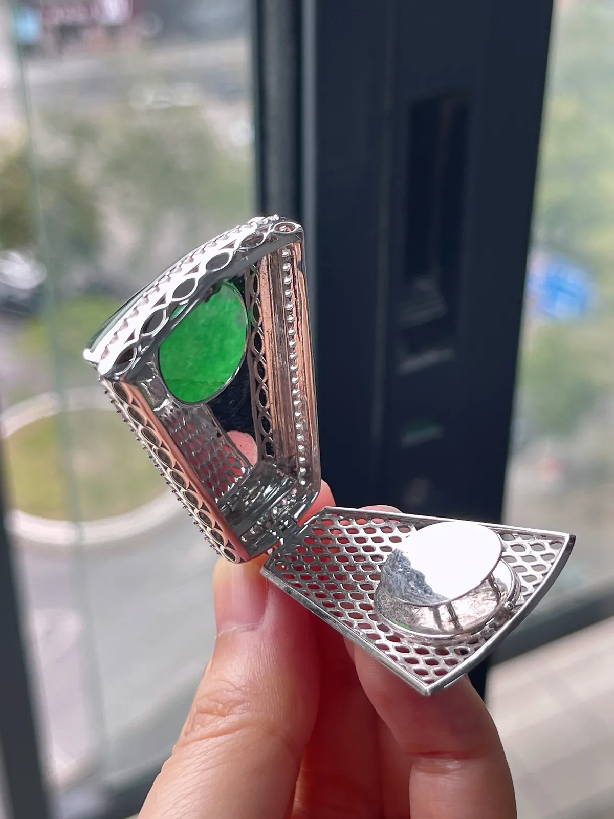 翡翠冰糯绿色无事牌，印记：Au750,伴钻石