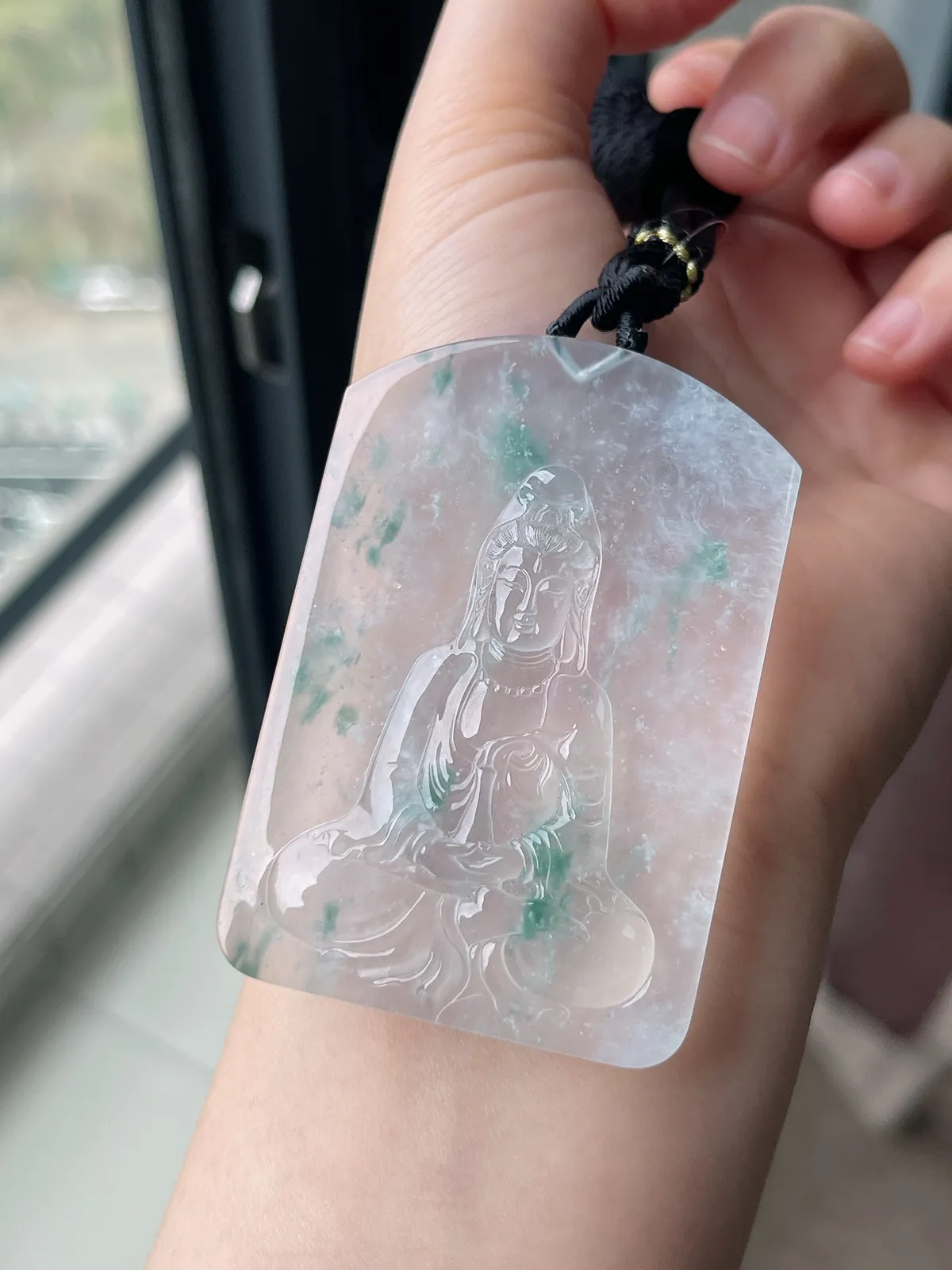 翡翠冰种白色飘绿观音吊坠