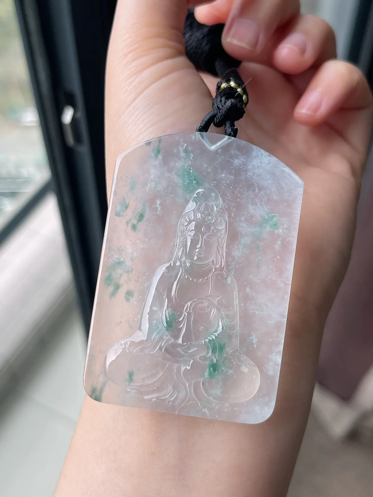 翡翠冰种白色飘绿观音吊坠