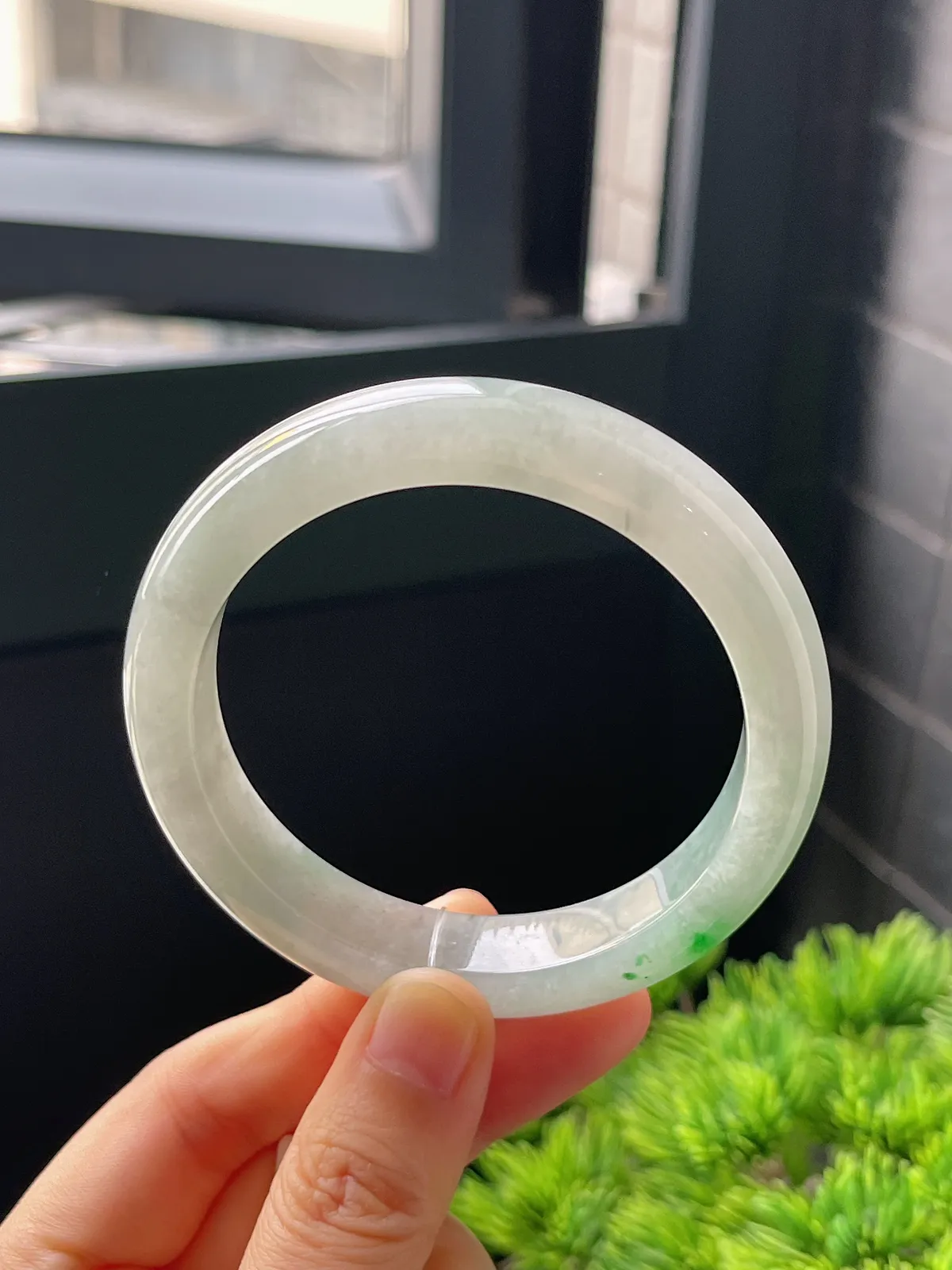 正圈55.6圈口，翡翠糯化种飘绿手镯