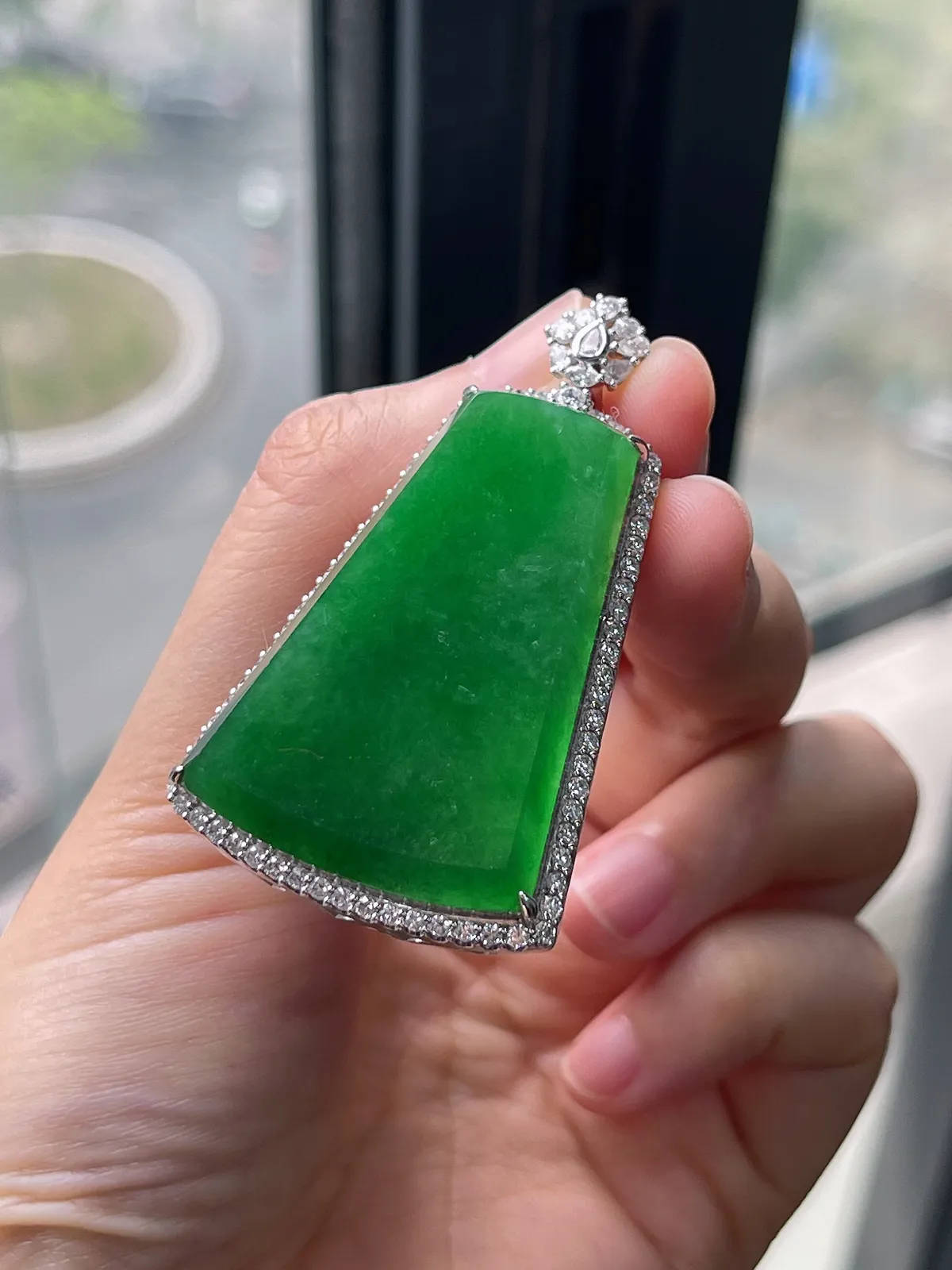 翡翠冰糯绿色无事牌，印记：Au750,伴钻石