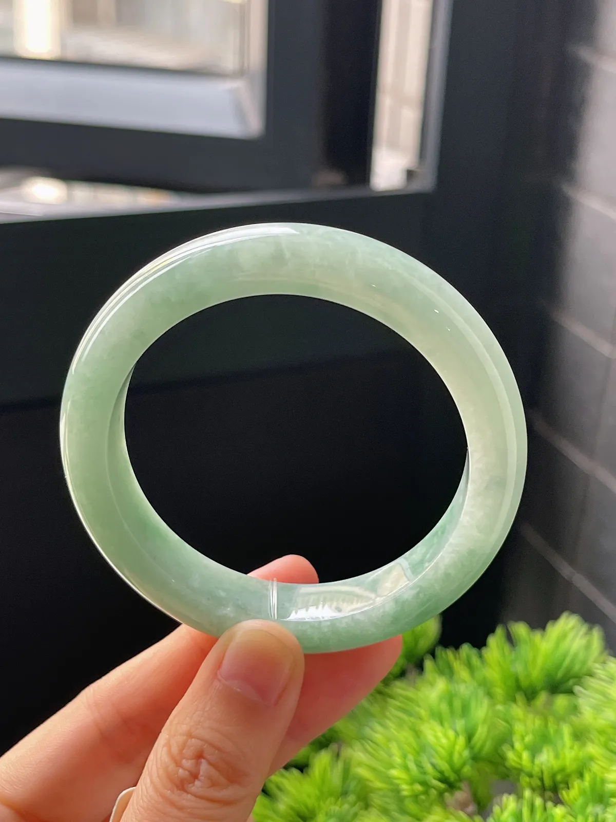 正圈54圈口，翡翠糯化种淡绿色手镯