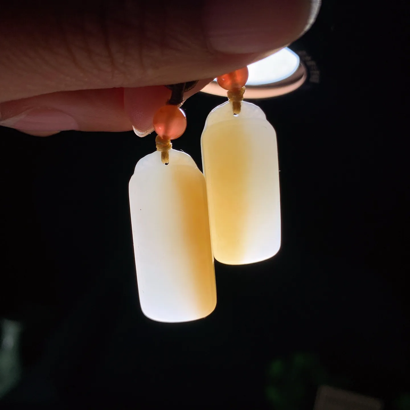 一对新疆和田玉白玉且末糖平安无事牌挂件 尺寸30/13/6重13克。玉质细腻油润。手推出油。佩戴高端典雅。lt260225