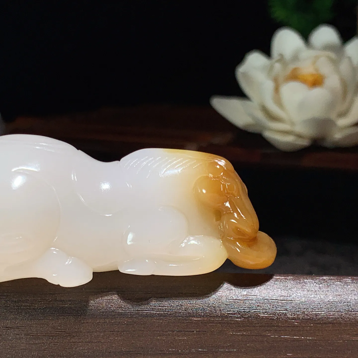 新疆和田玉且末糖羊脂白马到成功马挂件 尺寸68/30/24重66克。玉质细腻油润。手推出油。佩戴高端典雅。lt260225