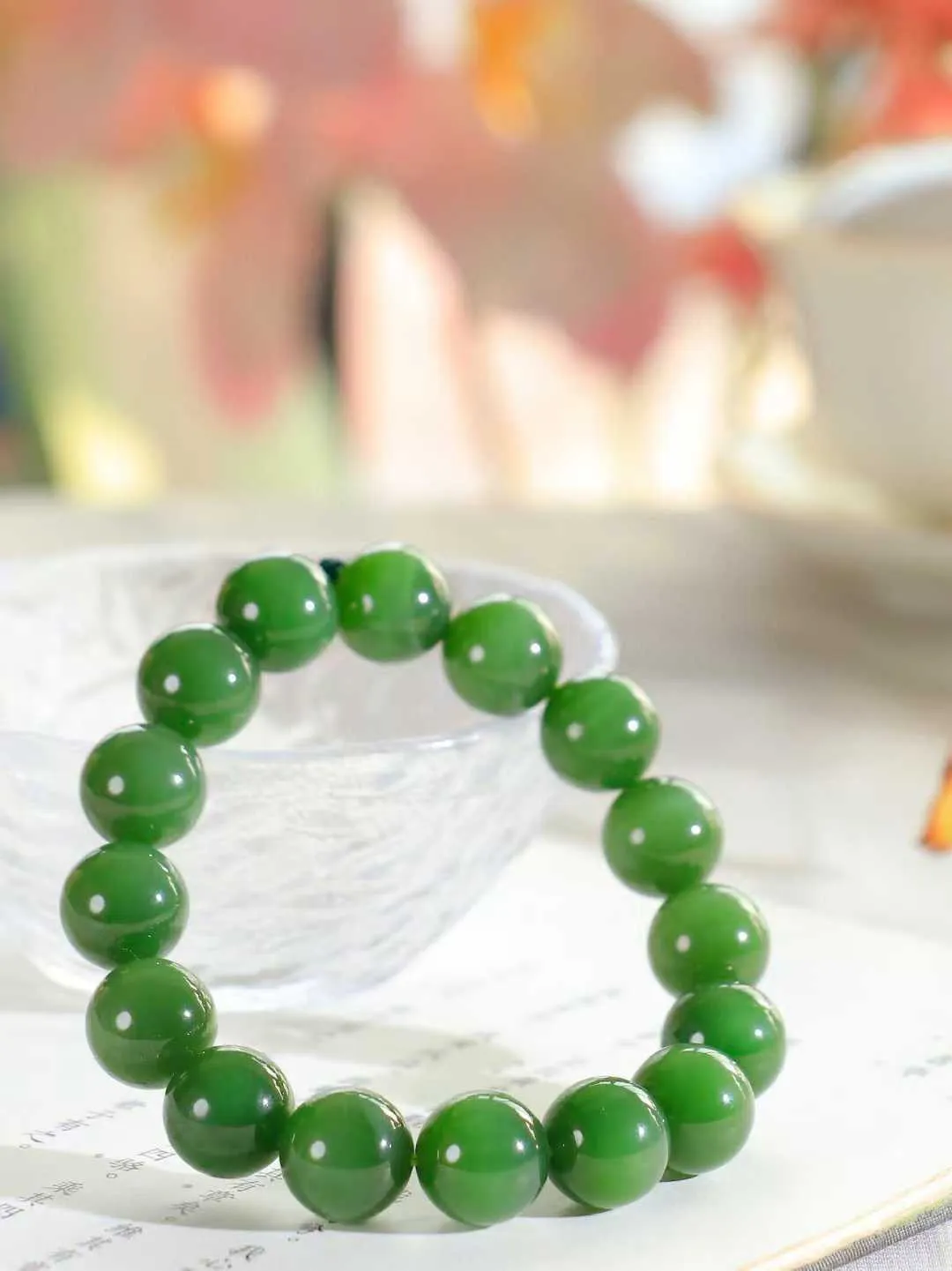 【珠圆玉润.手串】

精品和田玉碧玉微猫眼珠圆玉润手串 玉质温润细腻  整串打磨圆润，佩戴舒适。珠珠