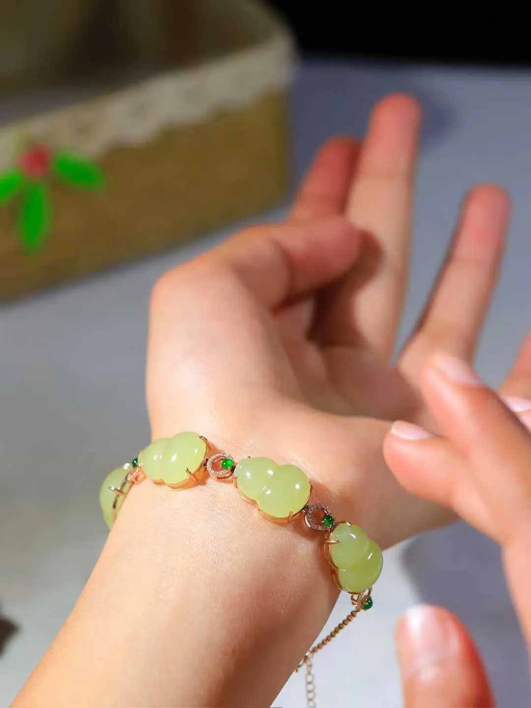 【金镶玉.福禄.手链】

精品和田玉黄口18k金镶嵌葫芦手链，玉质细腻油润 造型饱满 寓意子孙万代