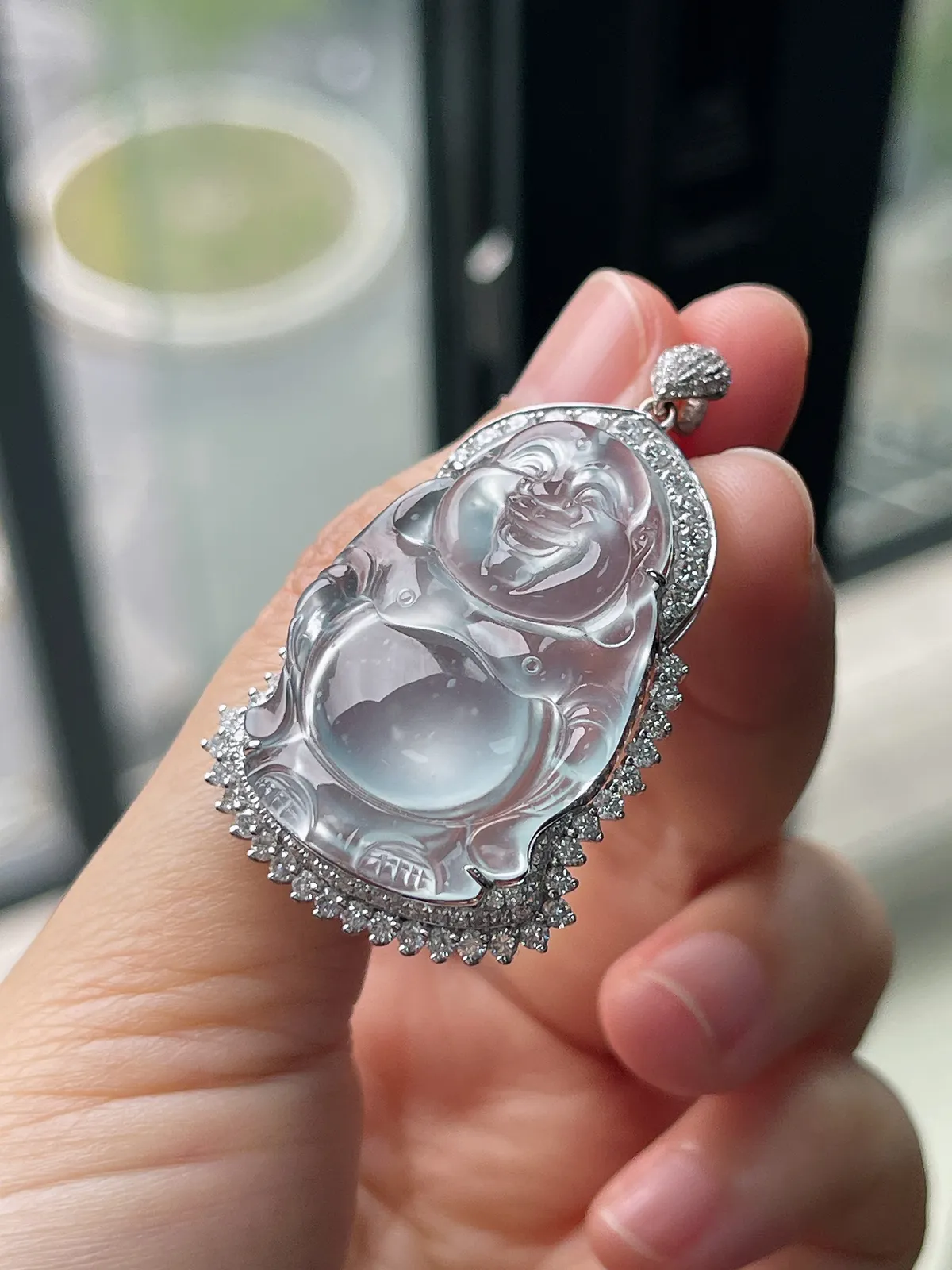 翡翠冰种白色吊坠，伴钻石