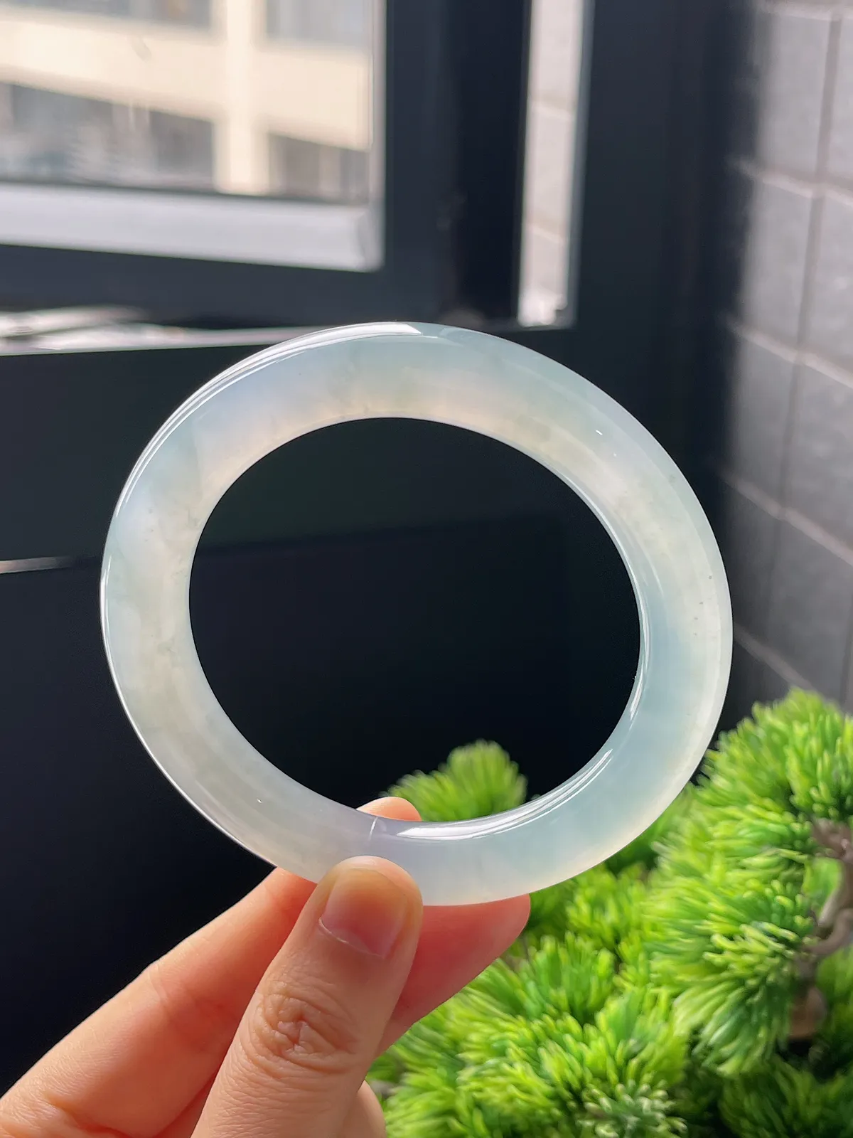 圆镯59.3圈口，翡翠冰糯种淡绿色手镯