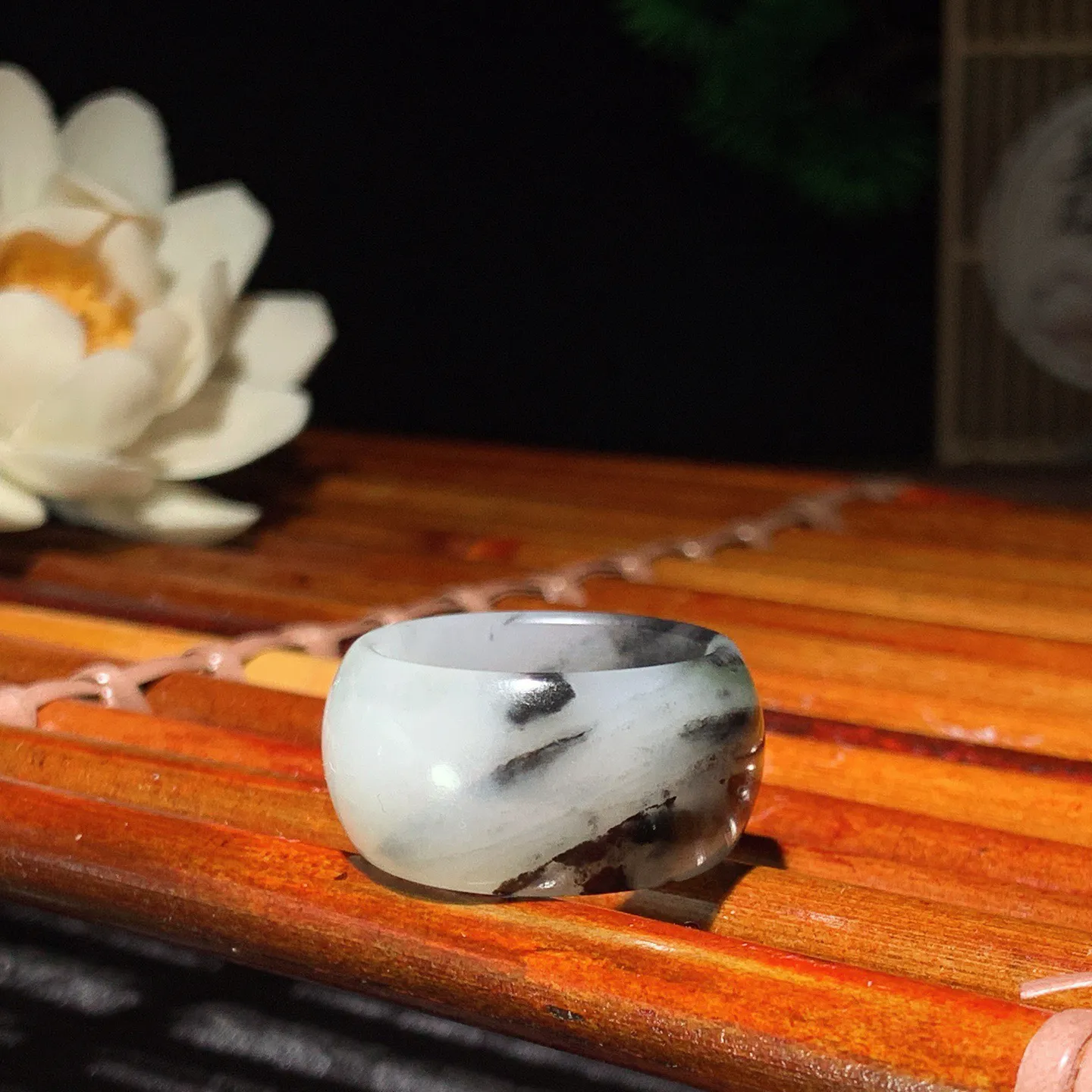 新疆和田玉籽料青花扳指 内径19尺寸12/3重7克。玉质细腻油润。手推出油。佩戴高端典雅。lt260225