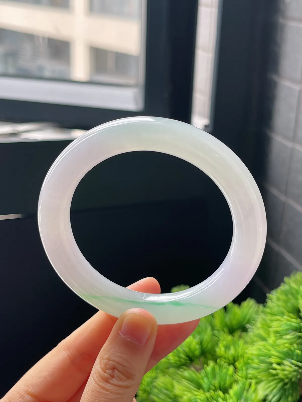 圆镯58.3圈口，翡翠冰糯种飘绿手镯