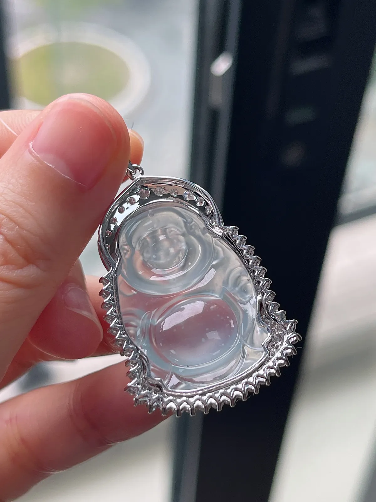 翡翠冰种白色吊坠，伴钻石