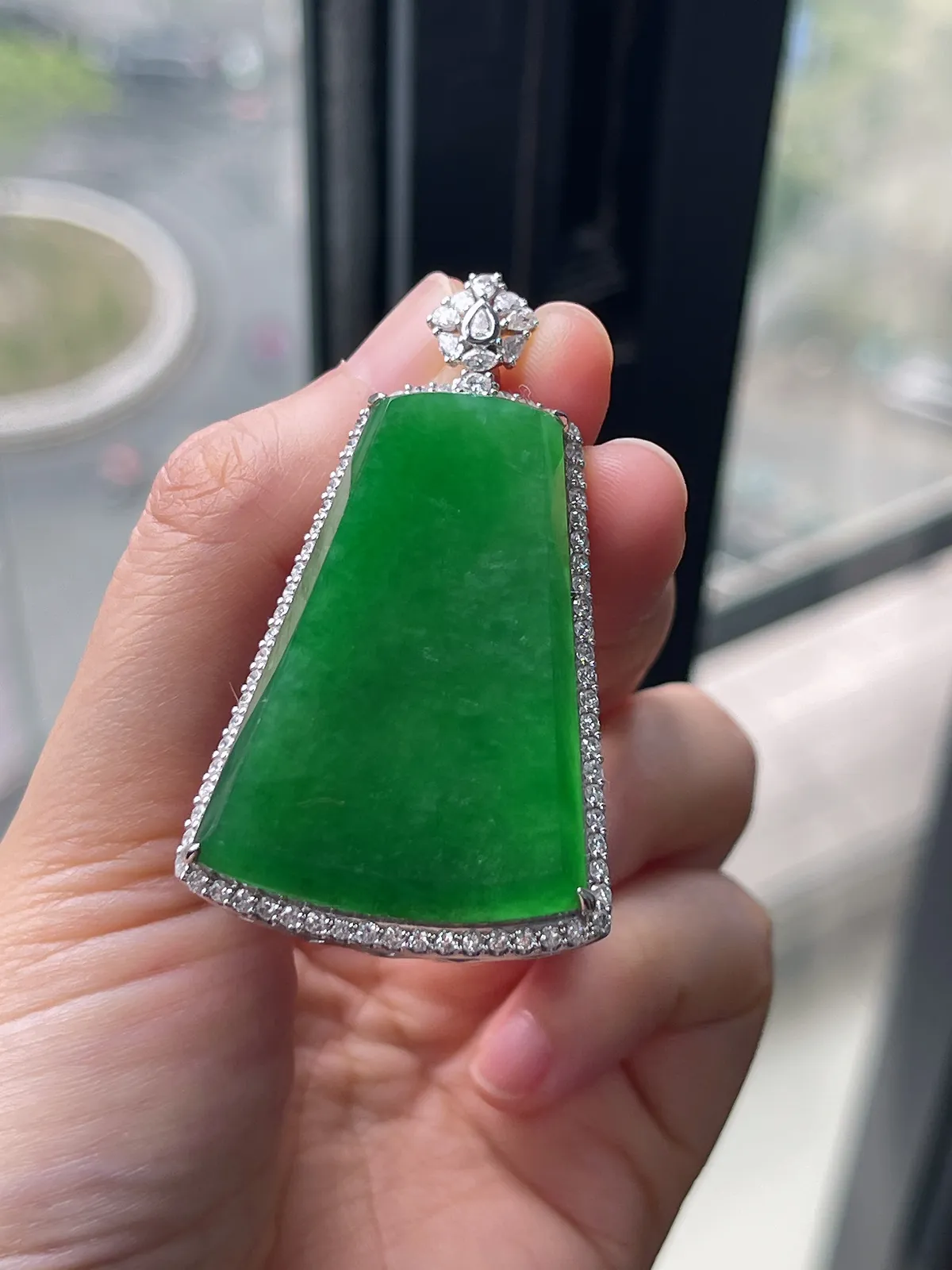 翡翠冰糯绿色无事牌，印记：Au750,伴钻石