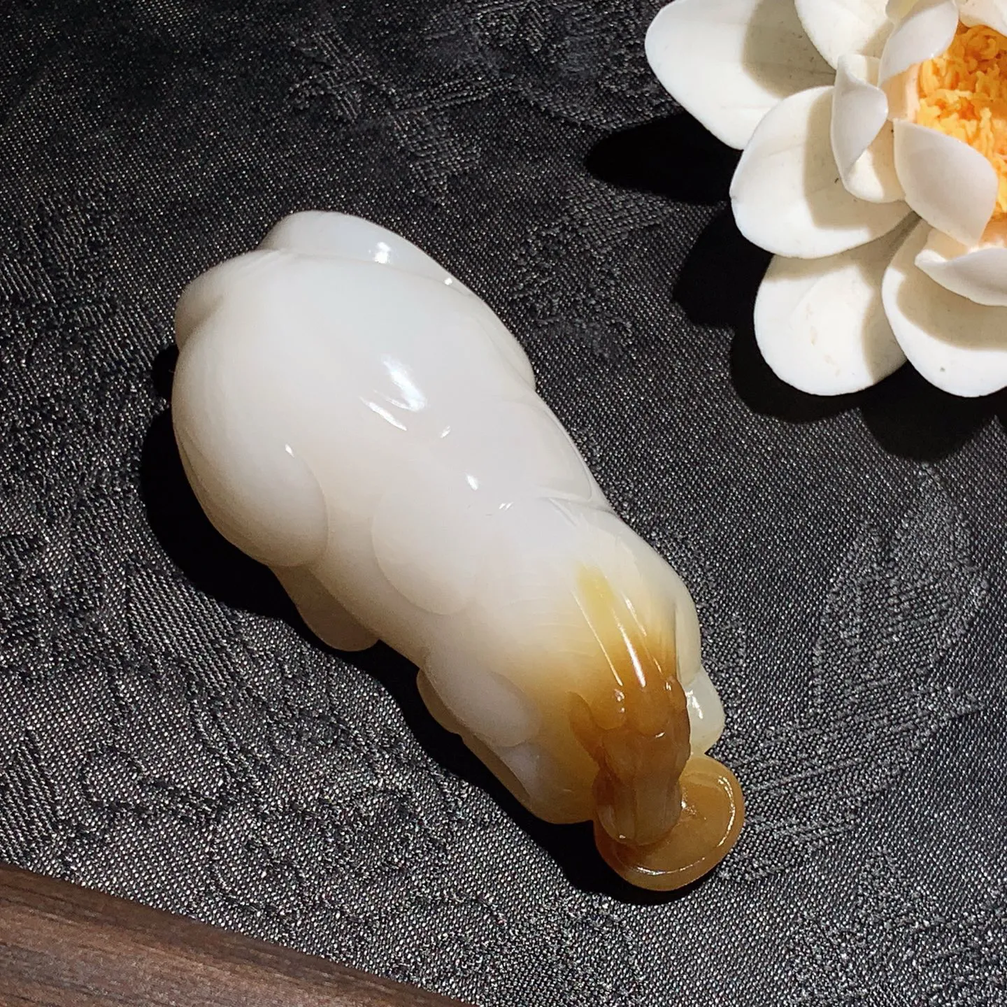 新疆和田玉且末糖羊脂白马到成功马挂件 尺寸68/30/24重66克。玉质细腻油润。手推出油。佩戴高端典雅。lt260225