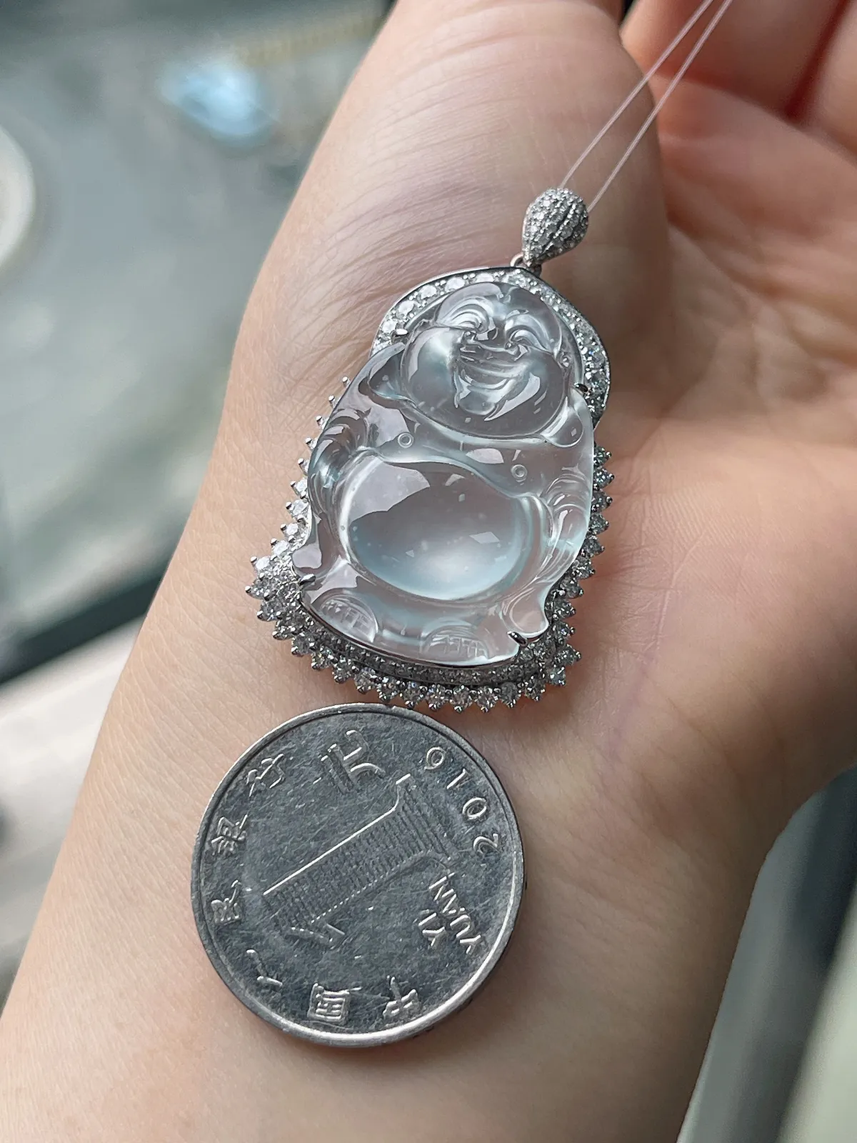 翡翠冰种白色吊坠，伴钻石