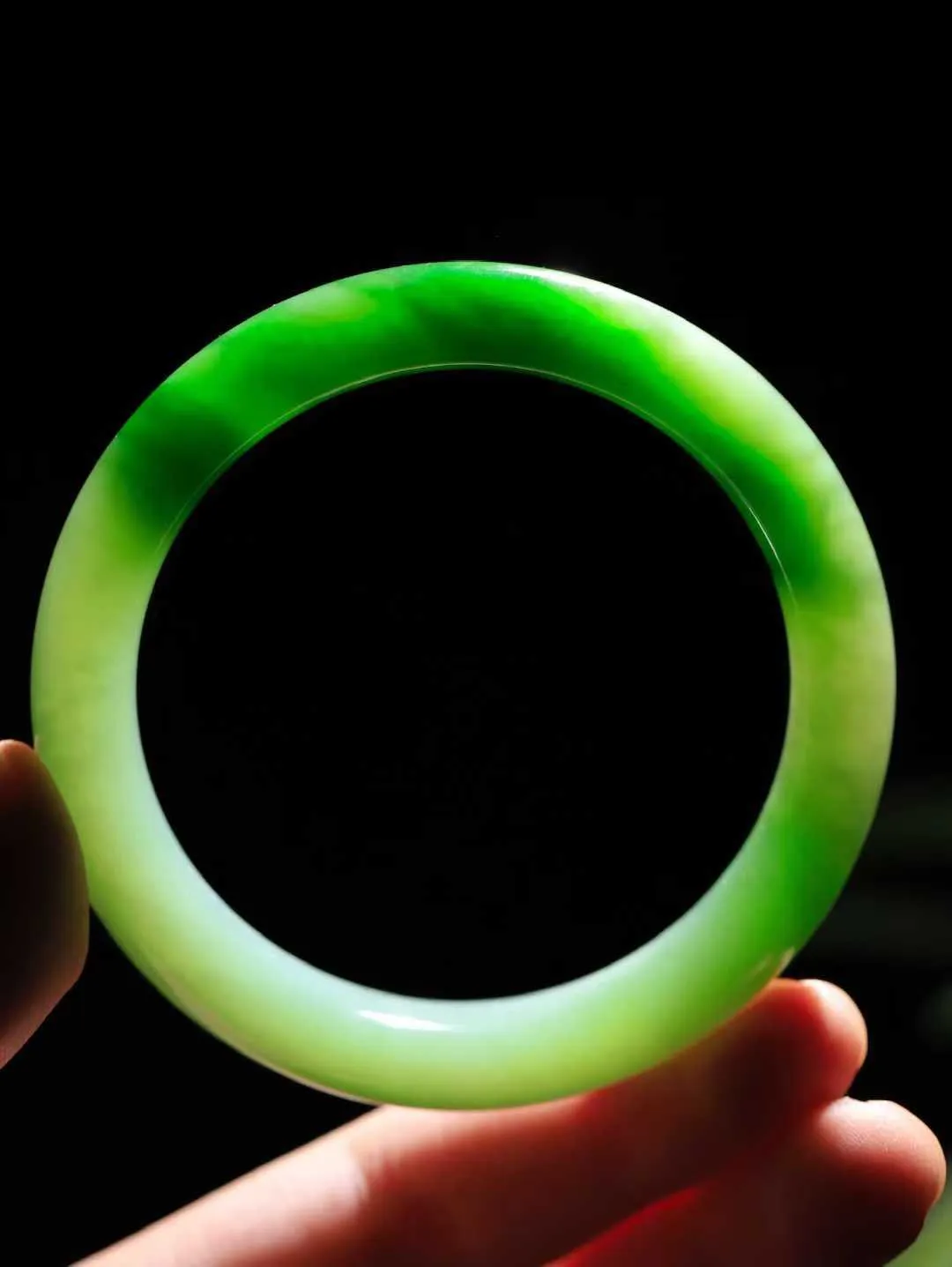 【温润如心.镯】

收藏级臻品和田玉碧玉猫眼手镯，精选上等碧玉料，色泽清透，质地细腻。佩戴它，感受千年玉文化的温润与优雅，愿它为您带来平安与幸福。重61.3克  尺寸59-12.2-9.5mm  10102511A