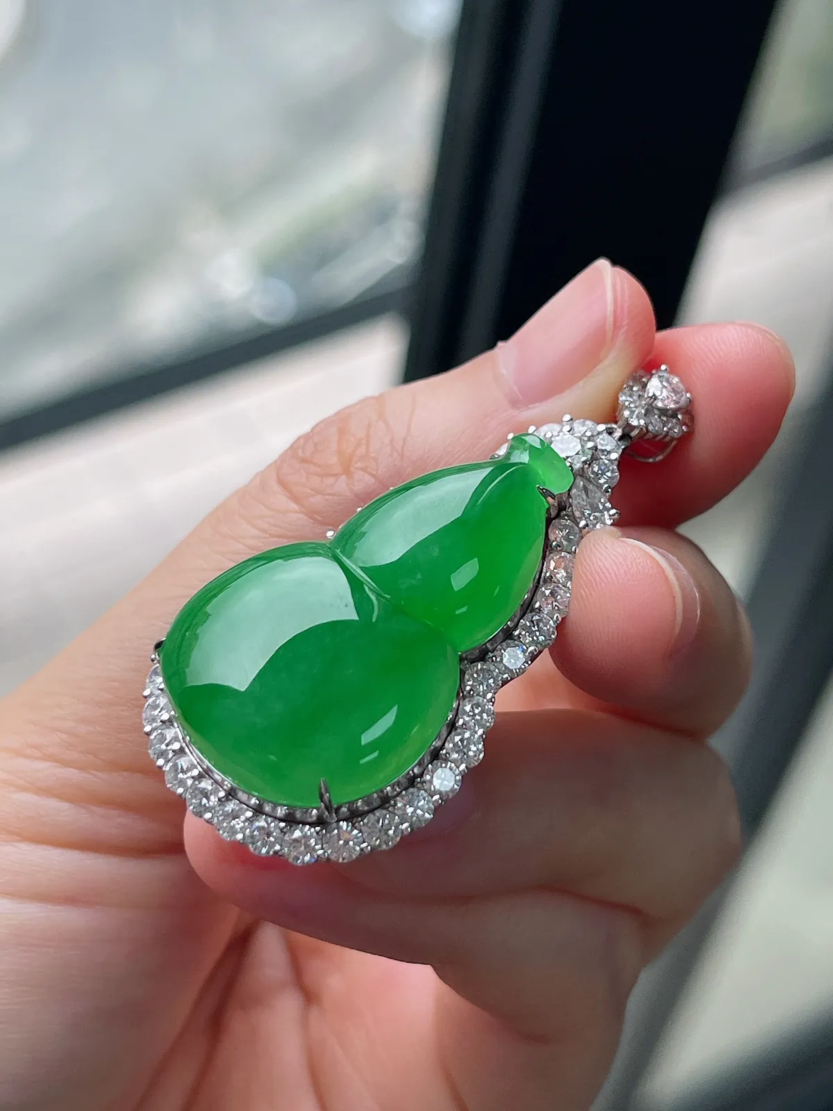 翡翠冰种绿色葫芦挂件，伴钻石