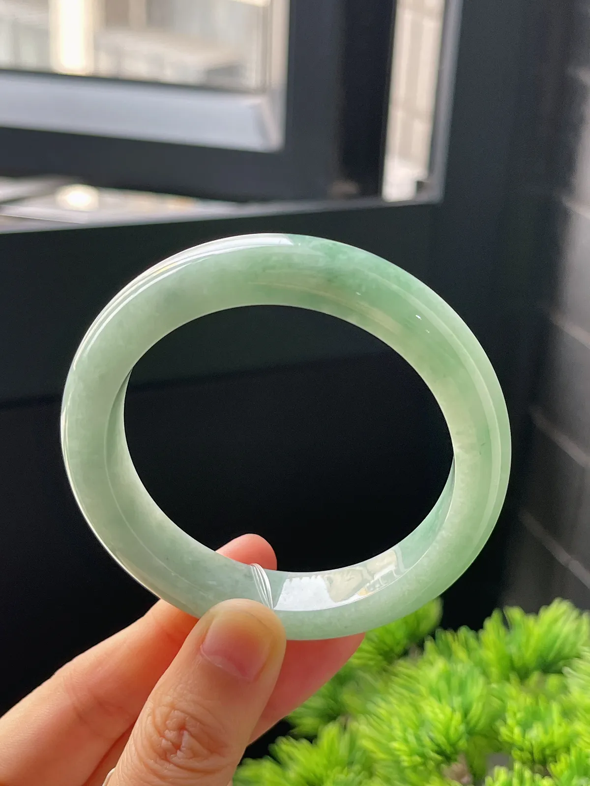 正圈54圈口，翡翠糯化种淡绿色手镯