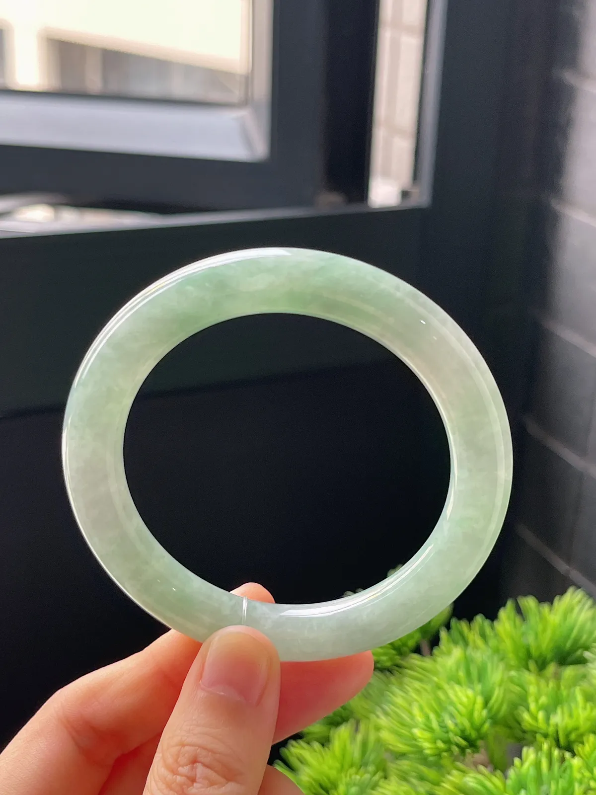 圆镯54圈口，翡翠糯化种浅绿色手镯