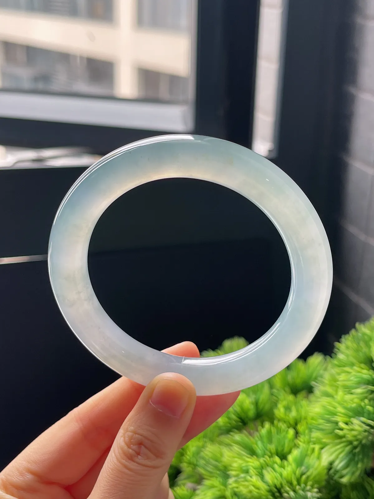 圆镯59.3圈口，翡翠冰糯种淡绿色手镯