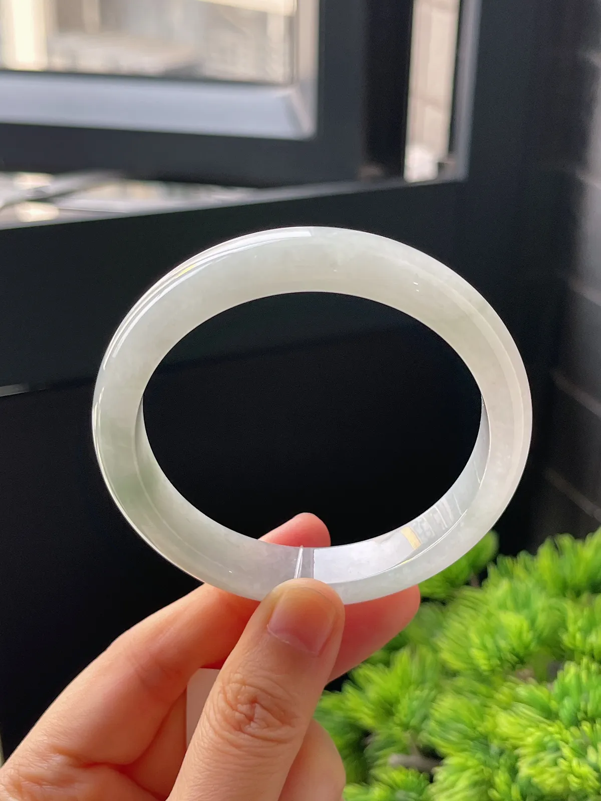 正圈57.3圈口，翡翠冰糯种淡绿色手镯