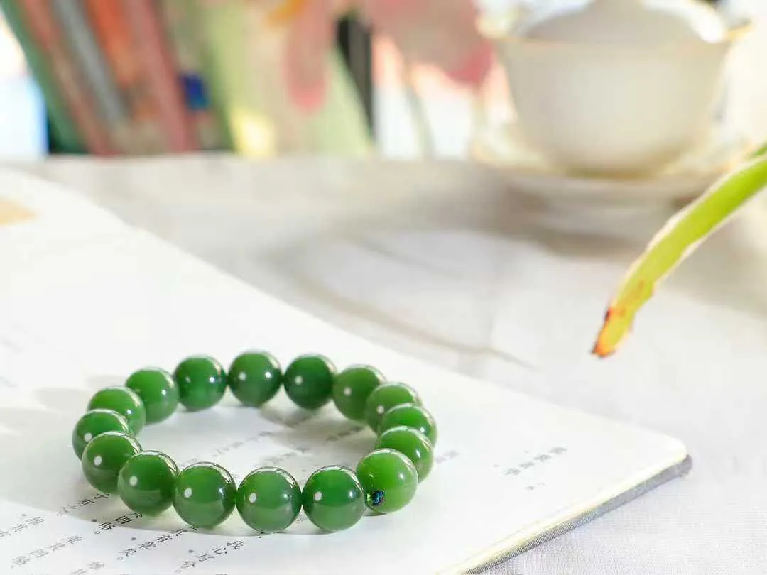 【珠圆玉润.手串】

精品和田玉碧玉微猫眼珠圆玉润手串 玉质温润细腻  整串打磨圆润，佩戴舒适。珠珠