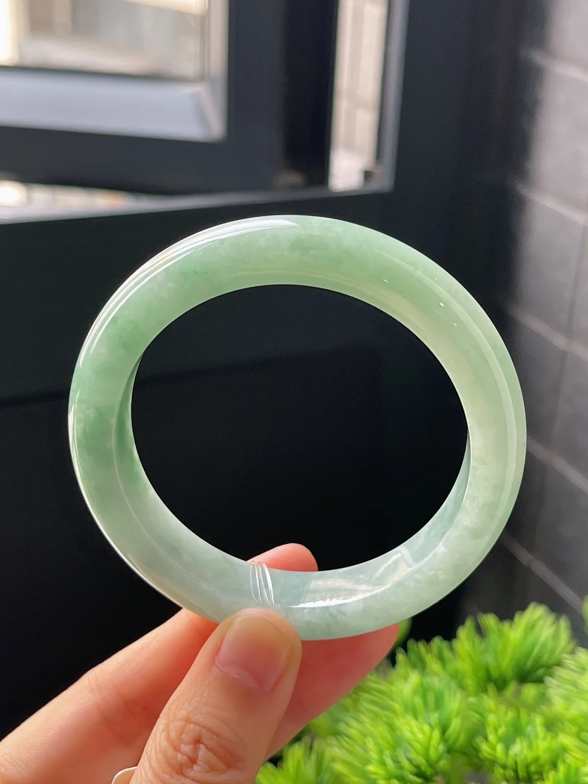 正圈54圈口，翡翠糯化种淡绿色手镯