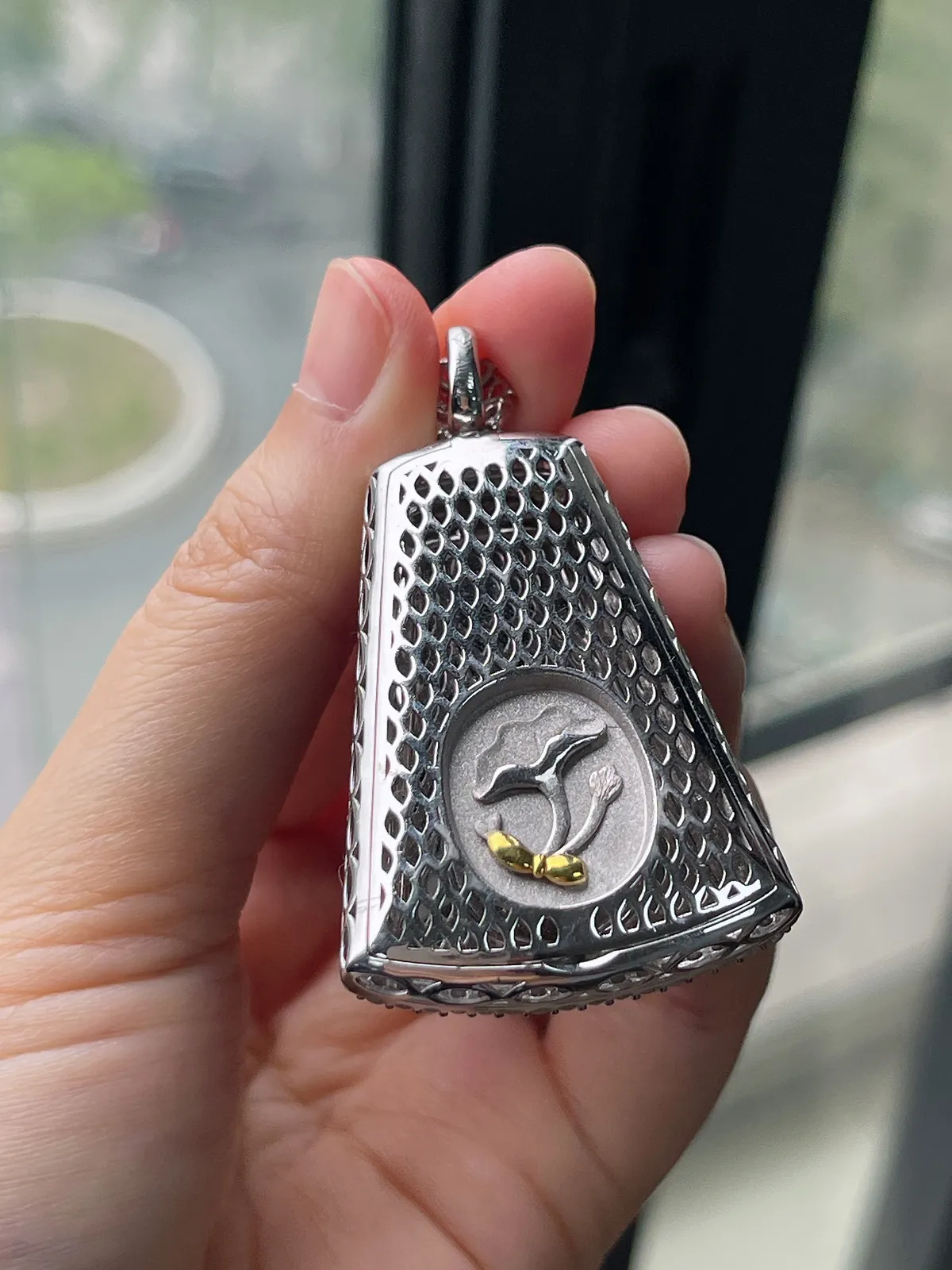 翡翠冰糯绿色无事牌，印记：Au750,伴钻石