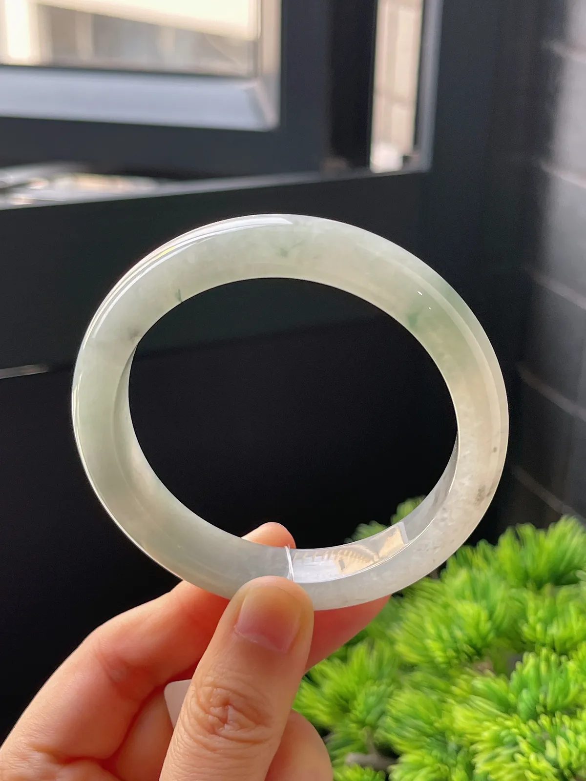 正圈56.8圈口，翡翠冰糯种飘绿手镯