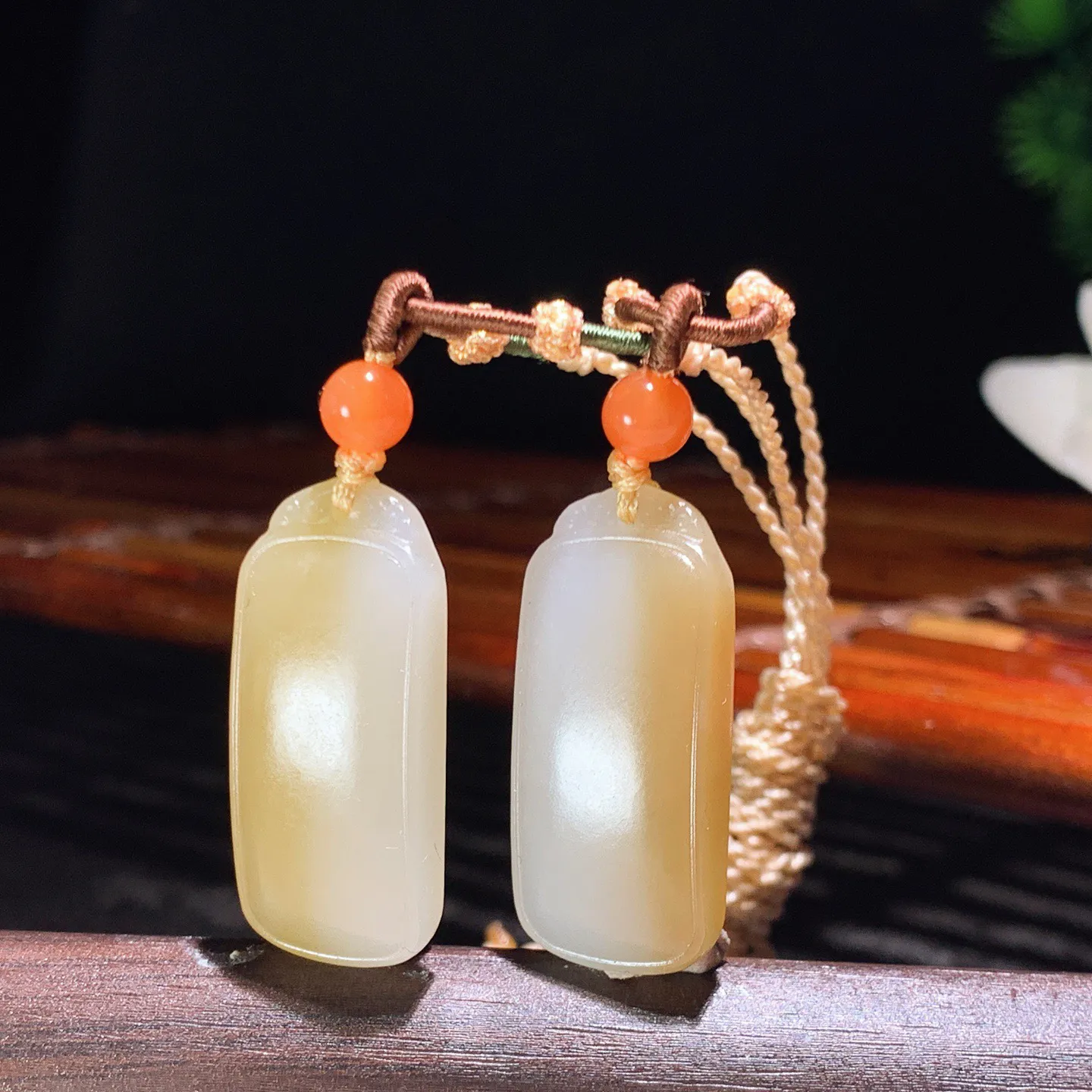 一对新疆和田玉白玉且末糖平安无事牌挂件 尺寸30/13/6重13克。玉质细腻油润。手推出油。佩戴高端