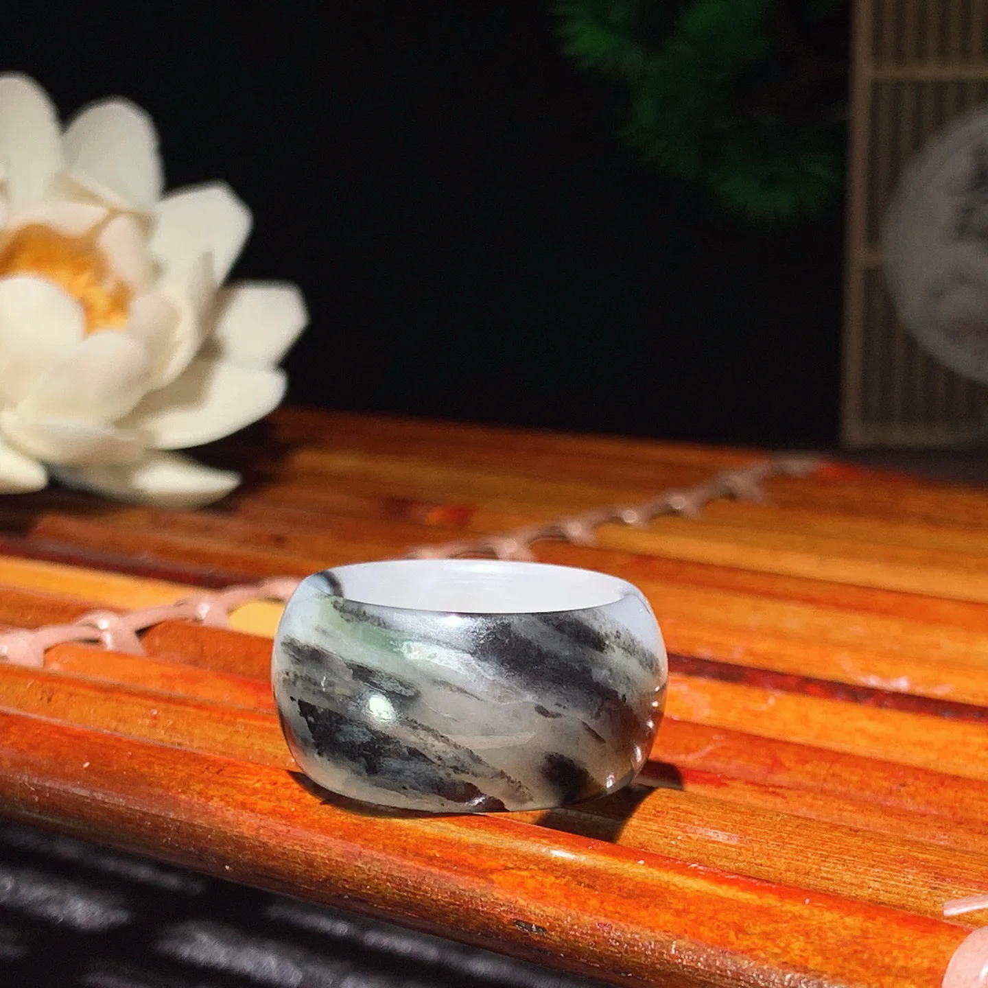 新疆和田玉籽料青花扳指 内径19尺寸12/3重7克。玉质细腻油润。手推出油。佩戴高端典雅。lt260