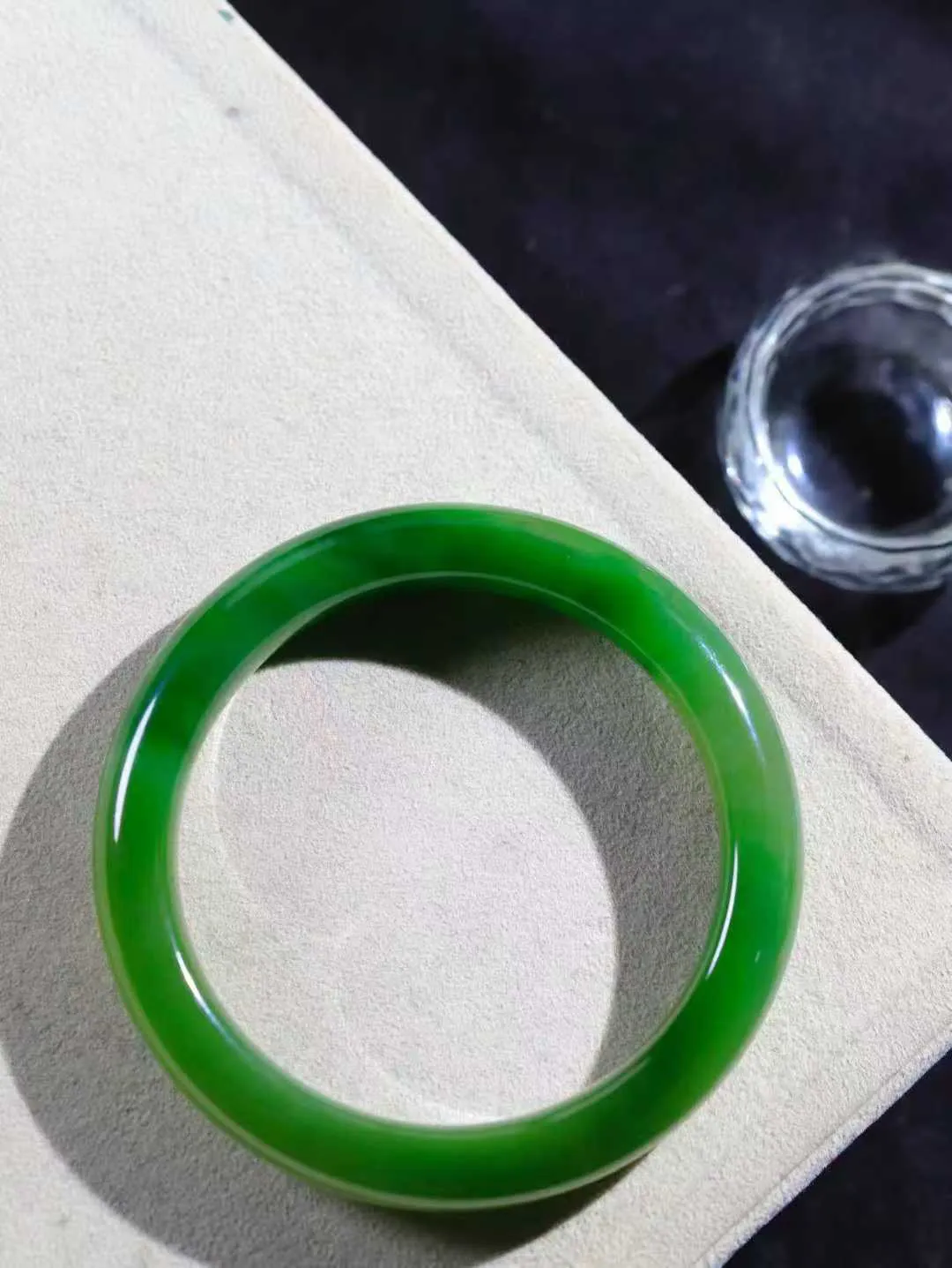 【温润如心.镯】

收藏级臻品和田玉碧玉猫眼手镯，精选上等碧玉料，色泽清透，质地细腻。佩戴它，感受千年玉文化的温润与优雅，愿它为您带来平安与幸福。重61.3克  尺寸59-12.2-9.5mm  10102511A