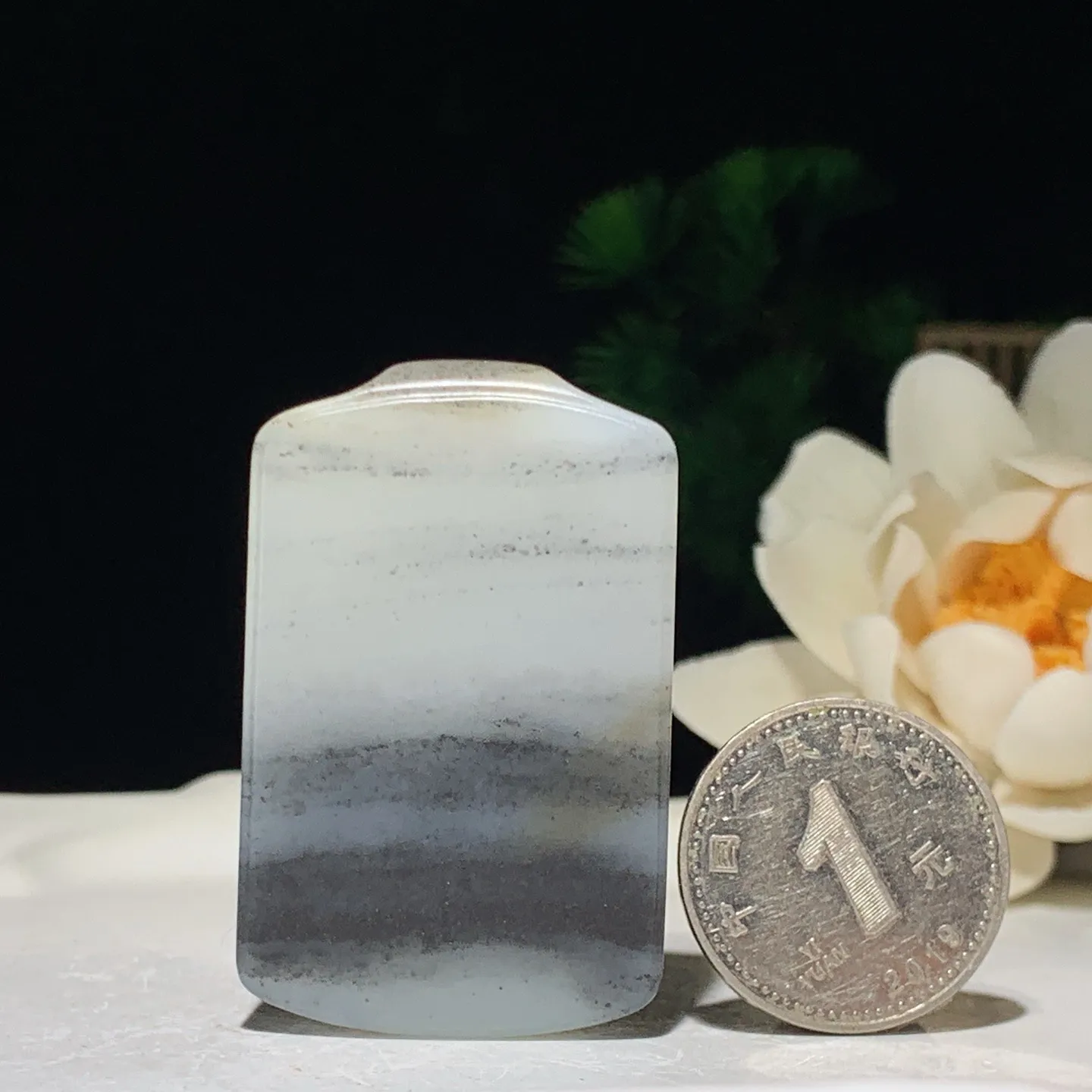 新疆和田玉籽料青花平安无事牌挂件 尺寸45/28/9重30克。玉质细腻油润。手推出油。佩戴高端典雅。lt260225