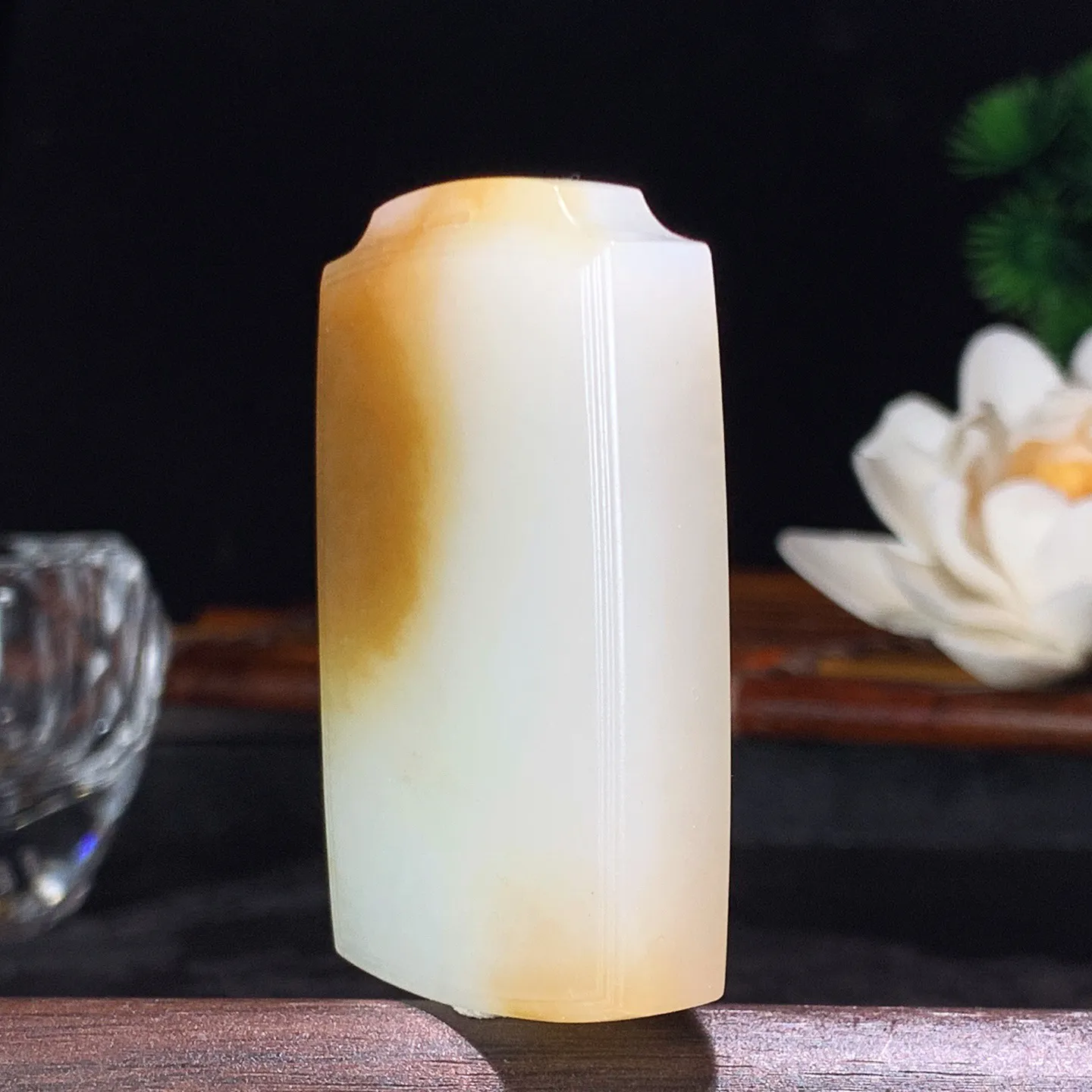 新疆和田玉且末糖羊脂白平安无事牌挂件 尺寸55/32/10重50.9克。玉质细腻油润。手推出油。佩戴高端典雅。lt260225